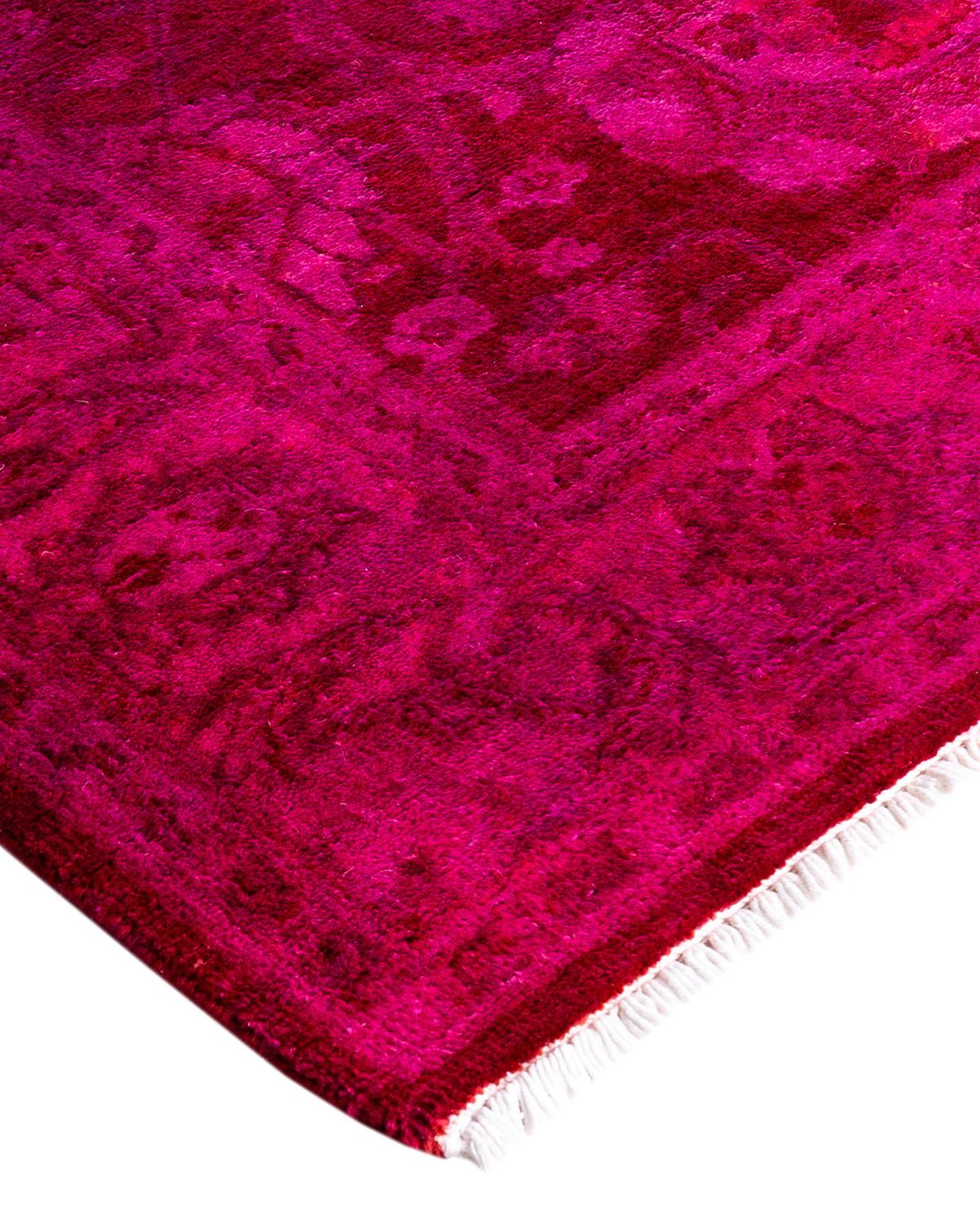 Vibrance-Teppiche sind der Inbegriff von Klassik mit Pfiff: traditionelle Muster in leuchtenden Farben gefärbt. Jeder handgeknüpfte Teppich wird mit einem 100 % natürlichen botanischen Farbstoff gewaschen, der verborgene Nuancen in den Mustern