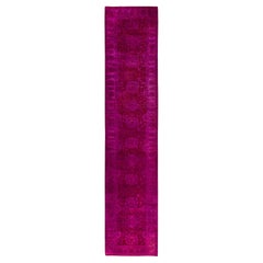 Tapis de course Contemporary en laine surteinte nouée à la main rose 2' 7" x 12' 5"