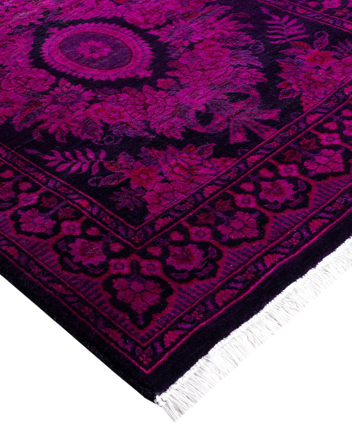 Les tapis Vibrance incarnent le classique avec une touche d'originalité : des motifs traditionnels surteints dans des couleurs éclatantes. Chaque tapis noué à la main est lavé dans une teinture botanique 100 % naturelle qui révèle les nuances