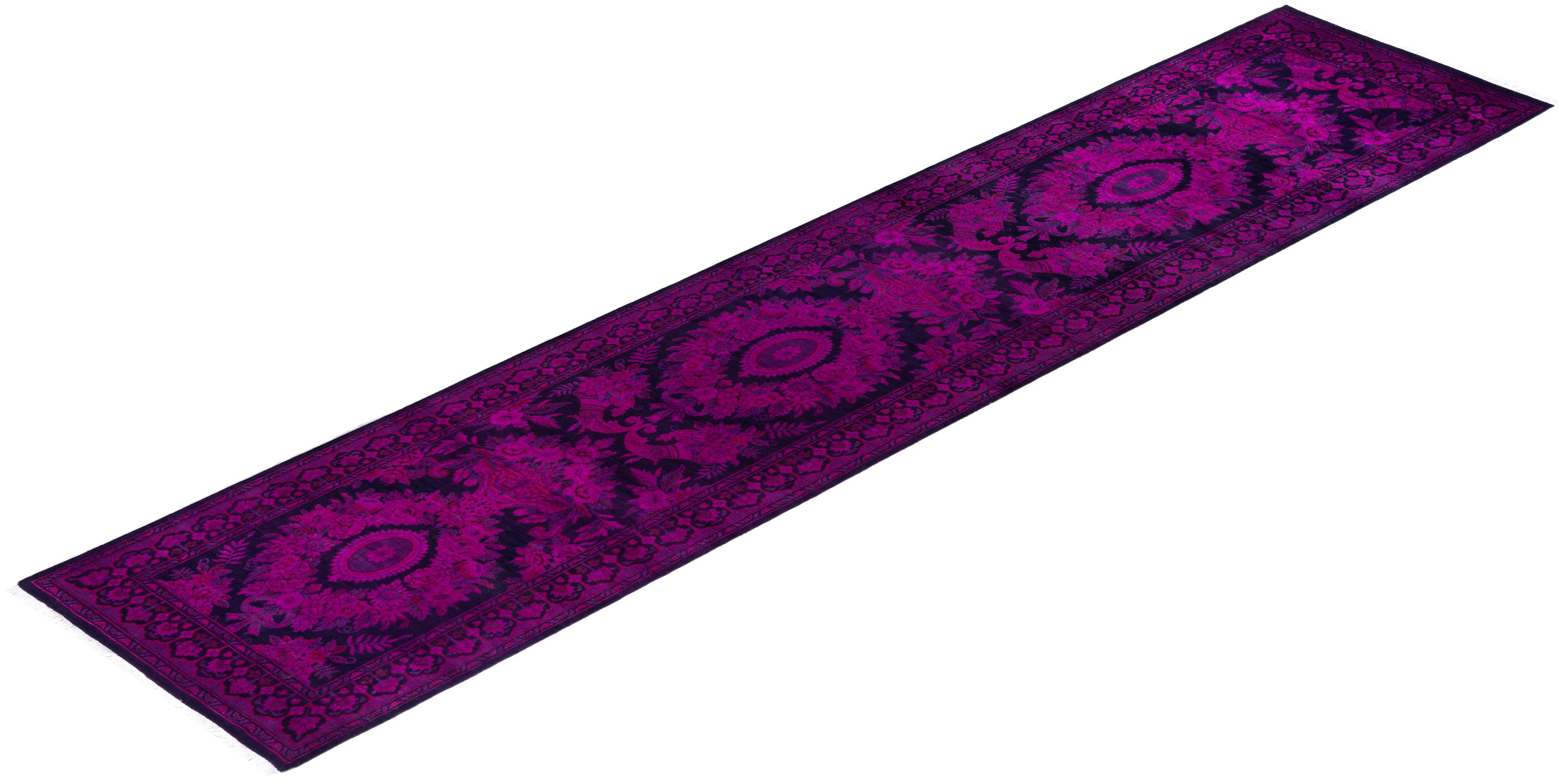 Tapis de course Contemporary en laine surteinte nouée à la main rose 2' 8