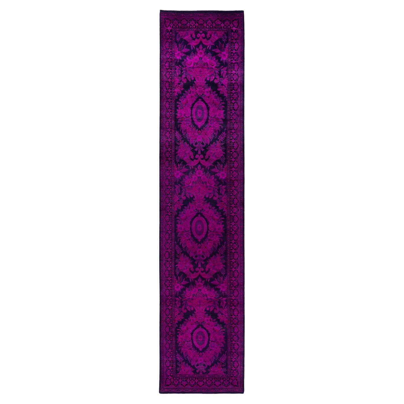 Tapis de course Contemporary en laine surteinte nouée à la main rose 2' 8" x 12' 8"