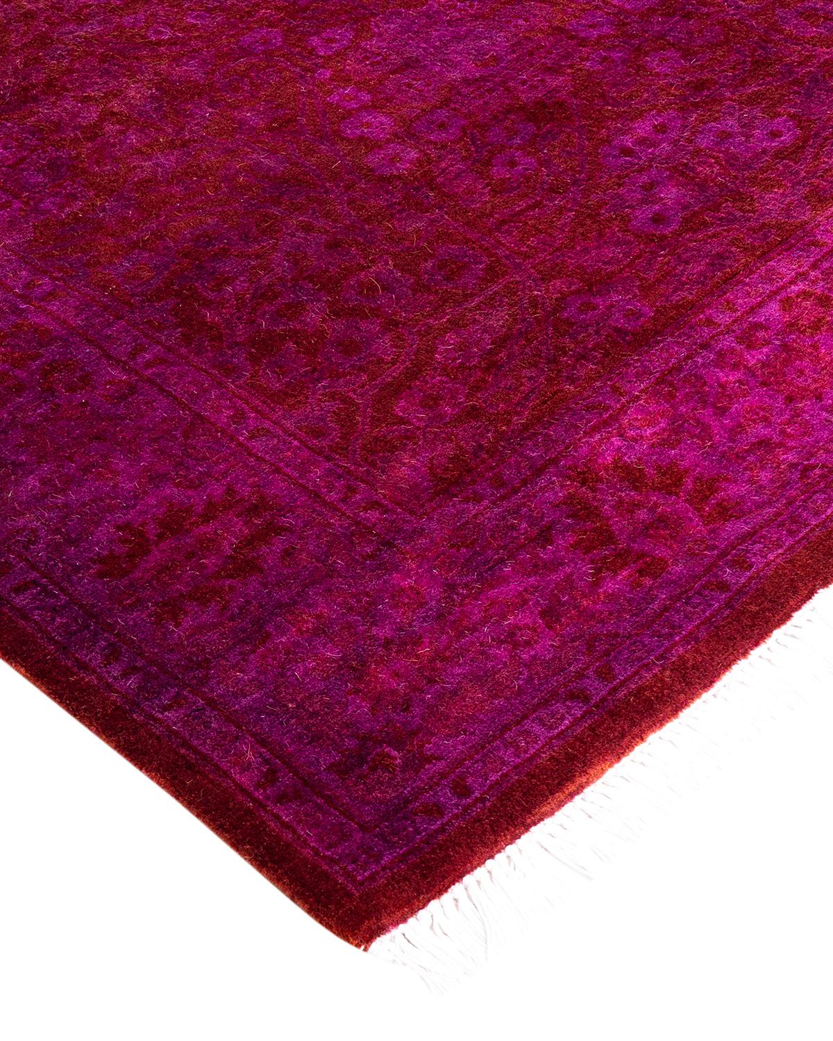 Las alfombras Vibrance son la personificación de lo clásico con un toque especial: motivos tradicionales teñidos de colores brillantes. Cada alfombra anudada a mano se lava con un tinte botánico 100% natural que revela matices ocultos en los