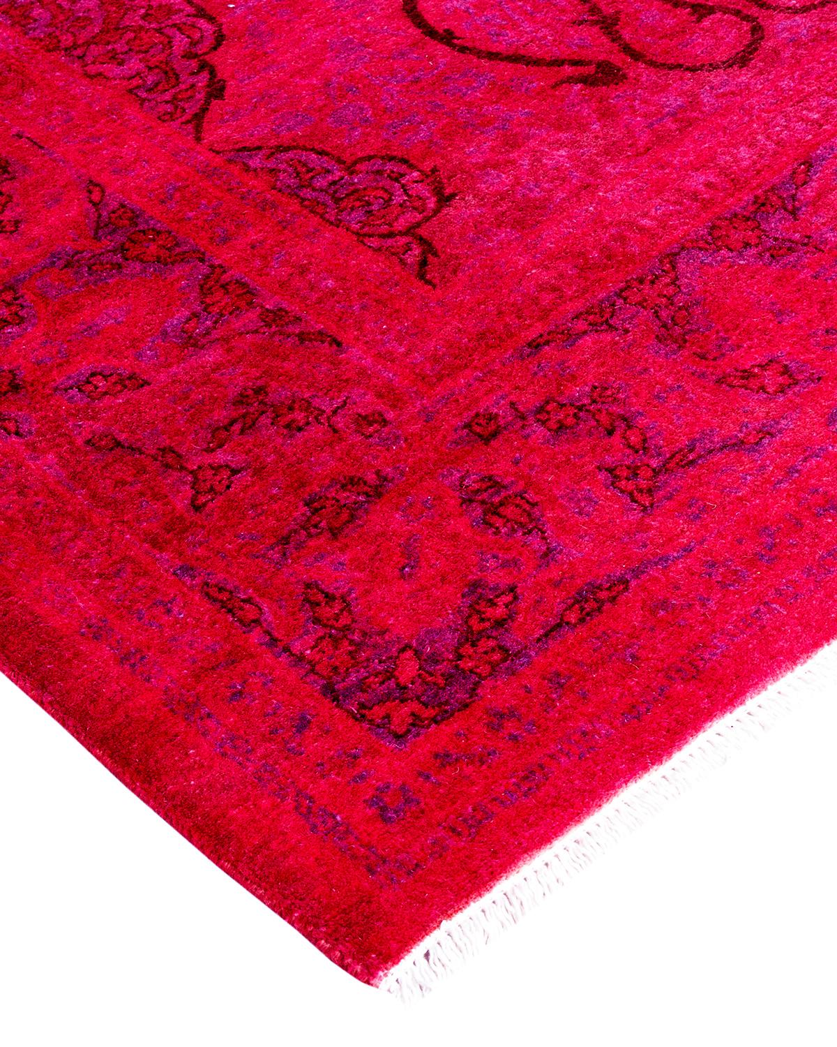 Las alfombras Vibrance son la personificación de lo clásico con un toque especial: motivos tradicionales teñidos de colores brillantes. Cada alfombra anudada a mano se lava con un tinte botánico 100% natural que revela matices ocultos en los
