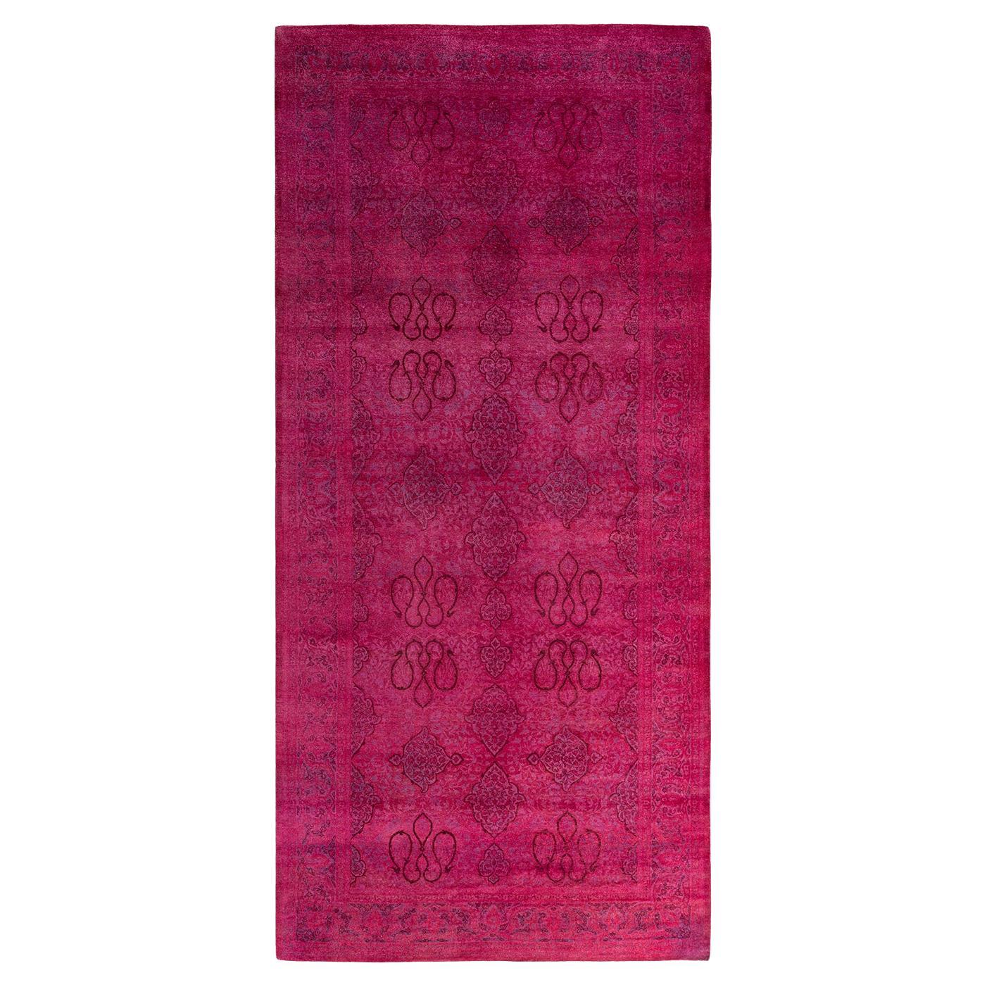 Contemporary Overdyed Alfombra de lana anudada a mano rosa 5' 2" x 11' 4" en venta