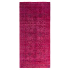 Tapis de course Contemporary en laine surteinte nouée à la main rose 5' 2" x 11' 4"