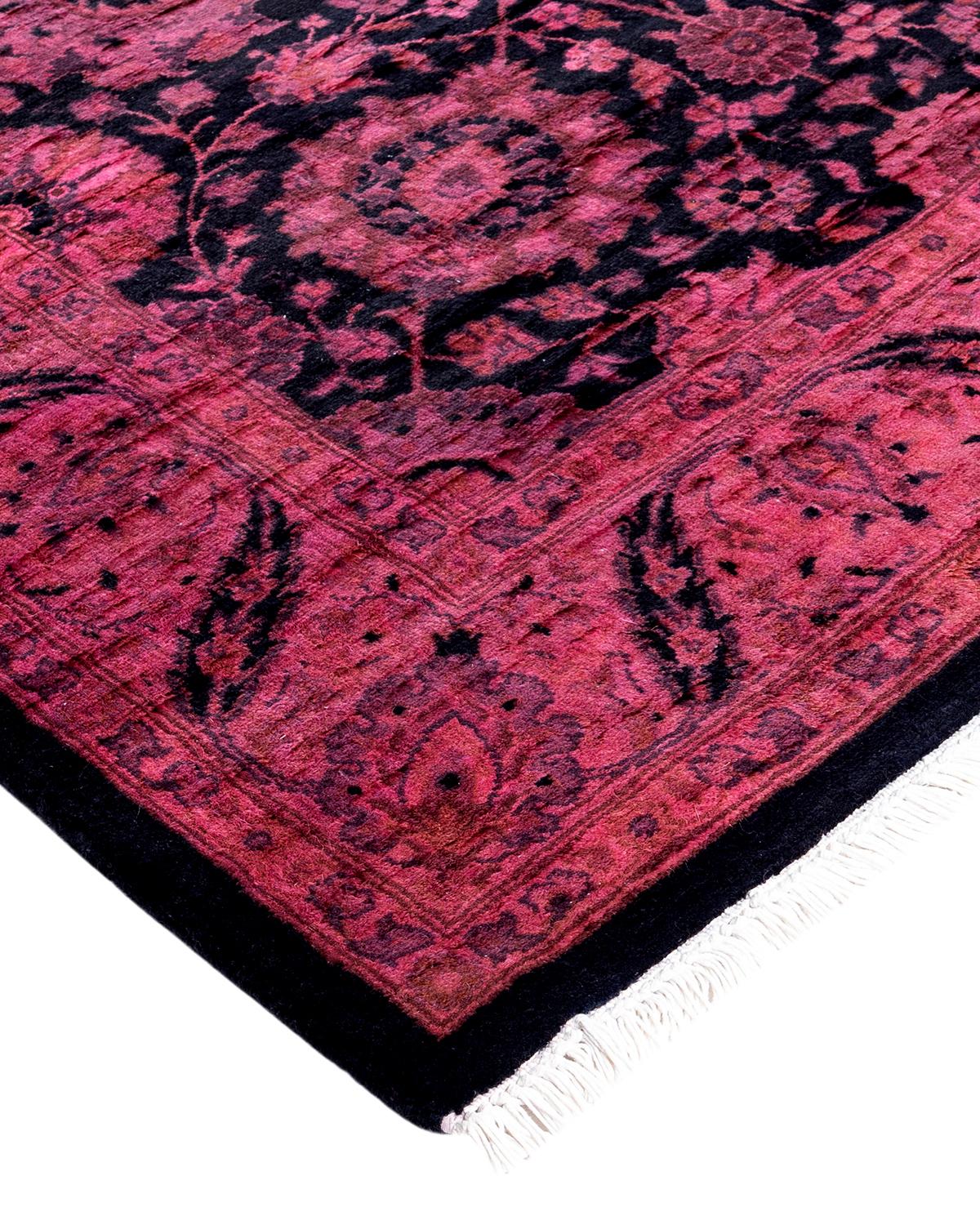 Las alfombras Vibrance son la personificación de lo clásico con un toque especial: motivos tradicionales teñidos de colores brillantes. Cada alfombra anudada a mano se lava con un tinte botánico 100% natural que revela matices ocultos en los