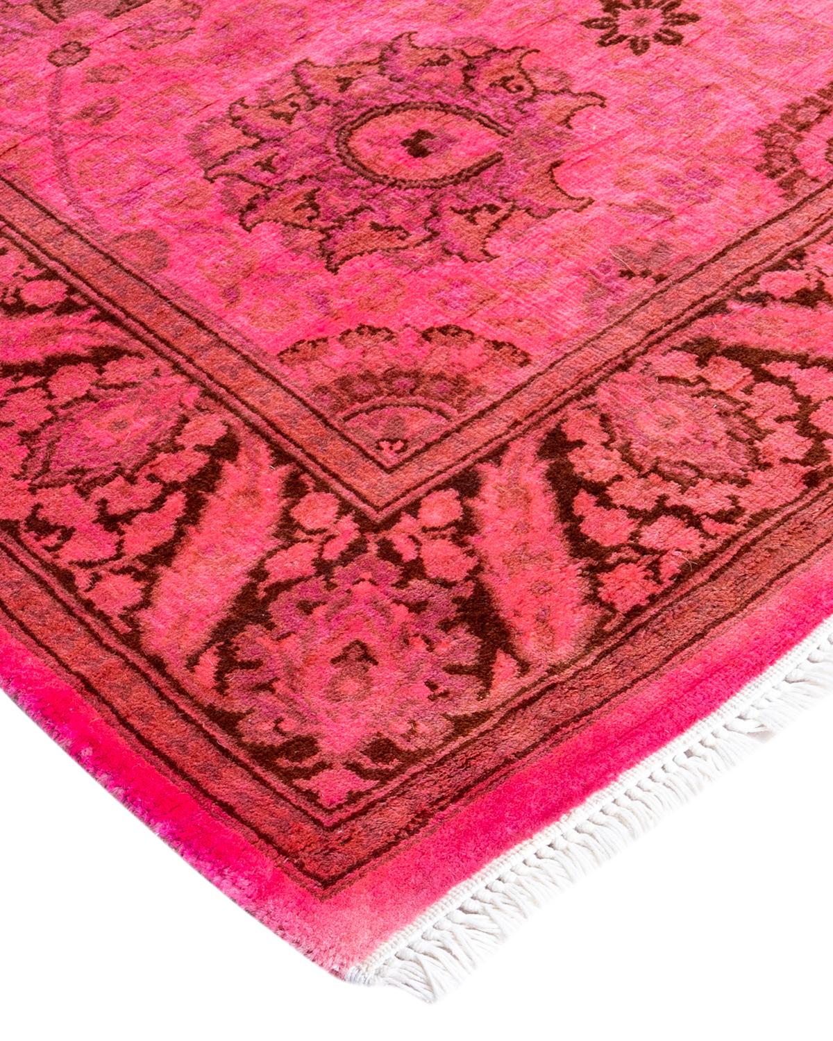I tappeti Vibrance rappresentano il classico con un tocco di classe: motivi tradizionali sovratinti con colori brillanti. Ogni tappeto annodato a mano viene lavato con una tintura botanica 100% naturale che rivela le sfumature nascoste degli am