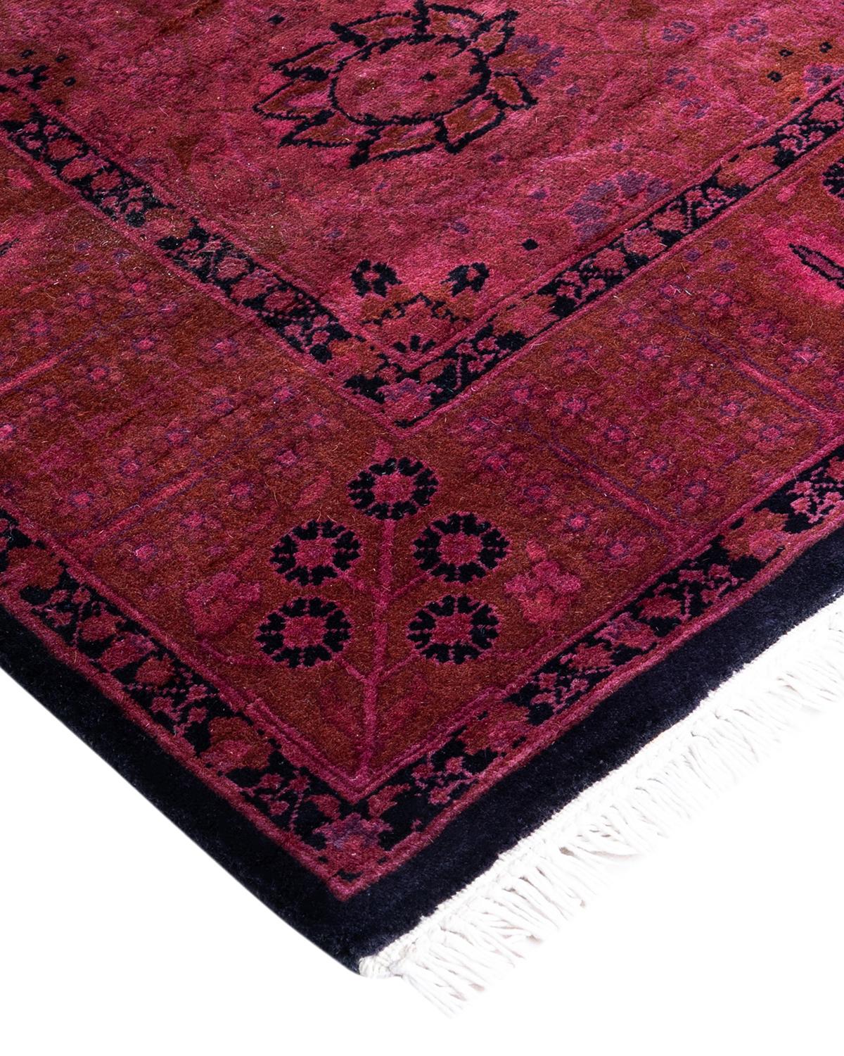 Les tapis Vibrance incarnent le classique avec une touche d'originalité : des motifs traditionnels surteints dans des couleurs éclatantes. Chaque tapis noué à la main est lavé dans une teinture botanique 100 % naturelle qui révèle les nuances