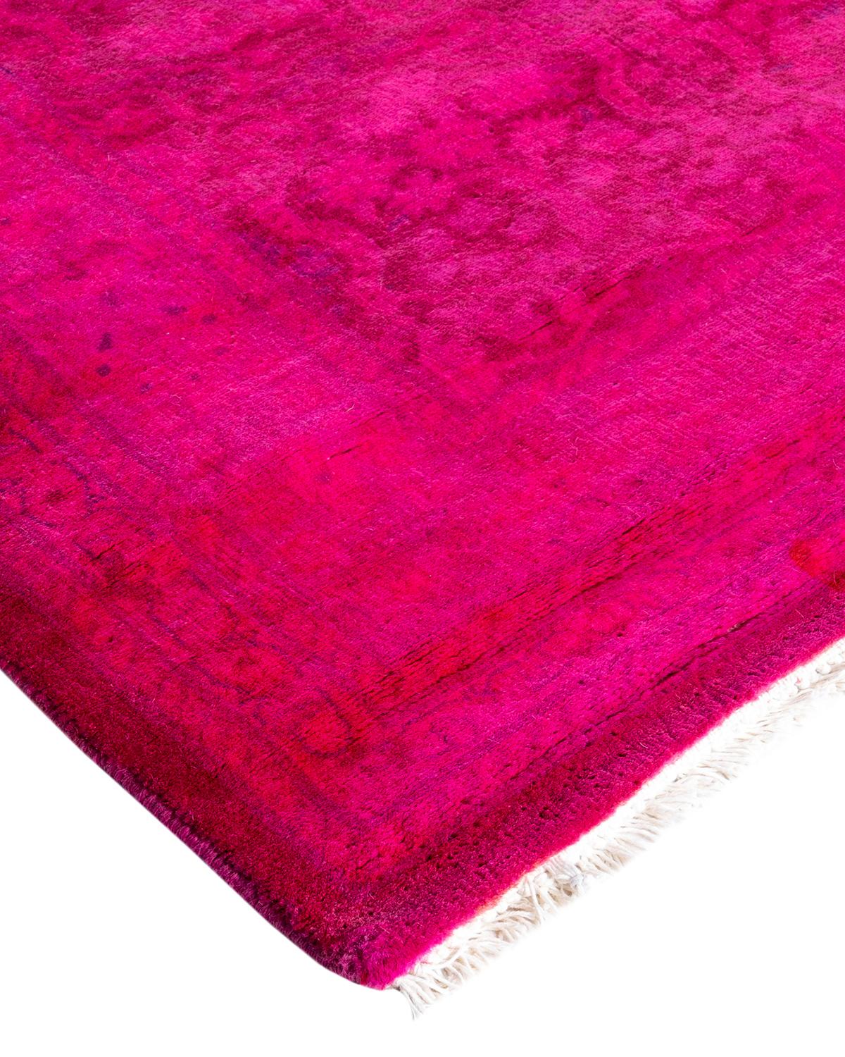 Les tapis Vibrance incarnent le classique avec une touche d'originalité : des motifs traditionnels surteints dans des couleurs éclatantes. Chaque tapis noué à la main est lavé dans une teinture botanique 100 % naturelle qui révèle les nuances