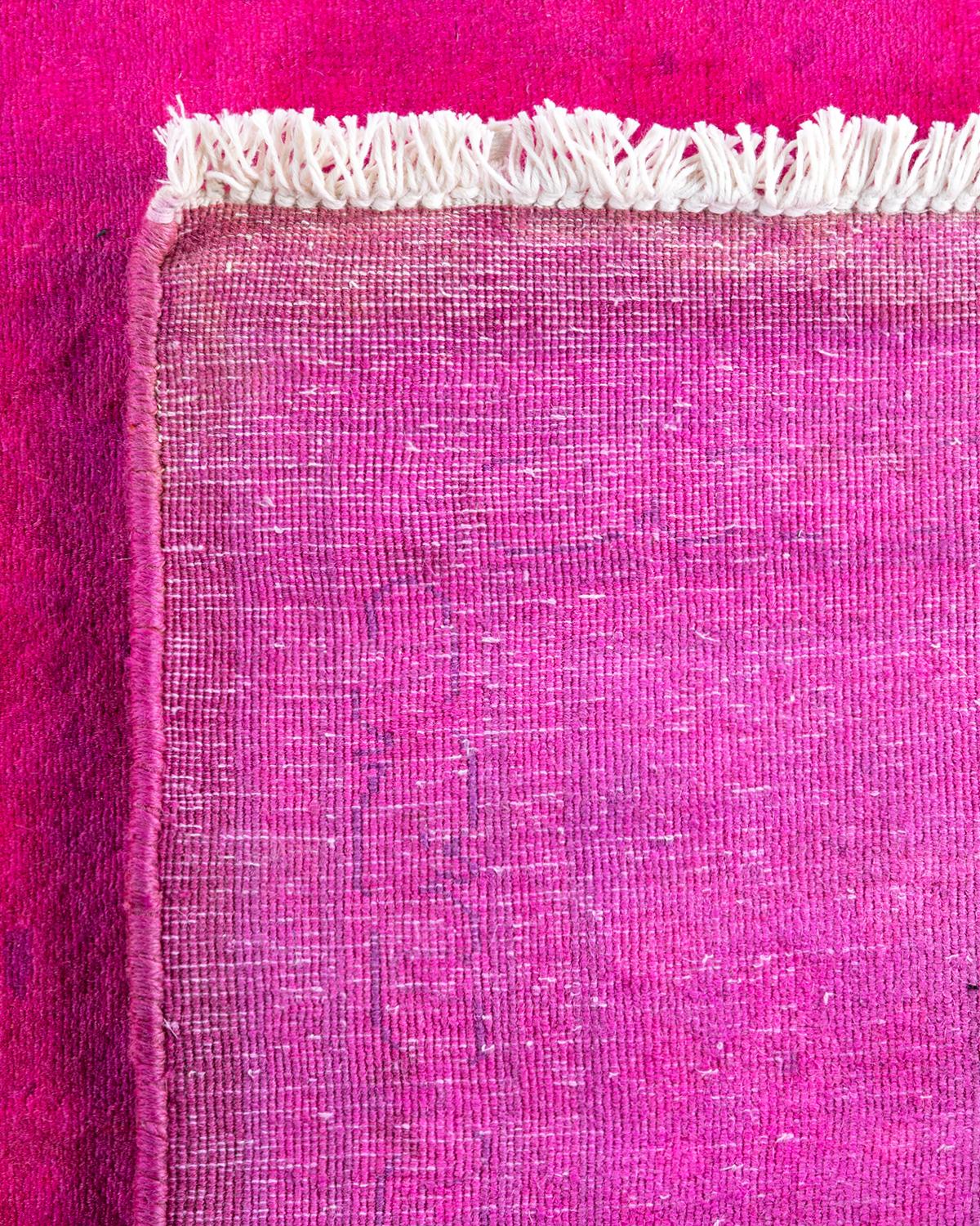 XXIe siècle et contemporain Chemin de table contemporain en laine surteinte nouée à la main, de couleur rose en vente