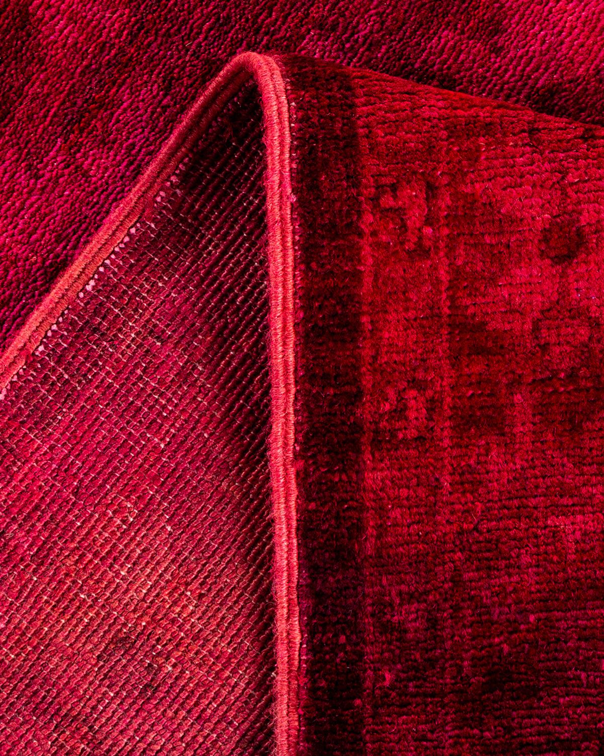 Lana Runner contemporaneo in lana rosa sovratinto e annodato a mano in vendita