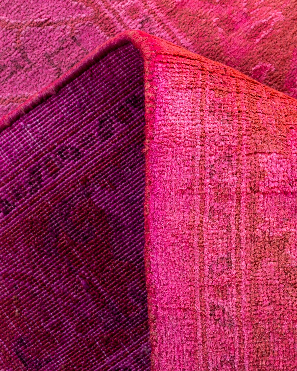 Lana Runner contemporaneo in lana rosa sovratinto e annodato a mano in vendita