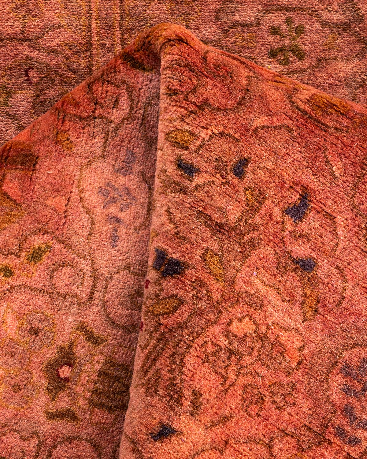 Traves de Mesa Contemporáneo Overdyed Hand Knotted Lana Rosa en venta 2