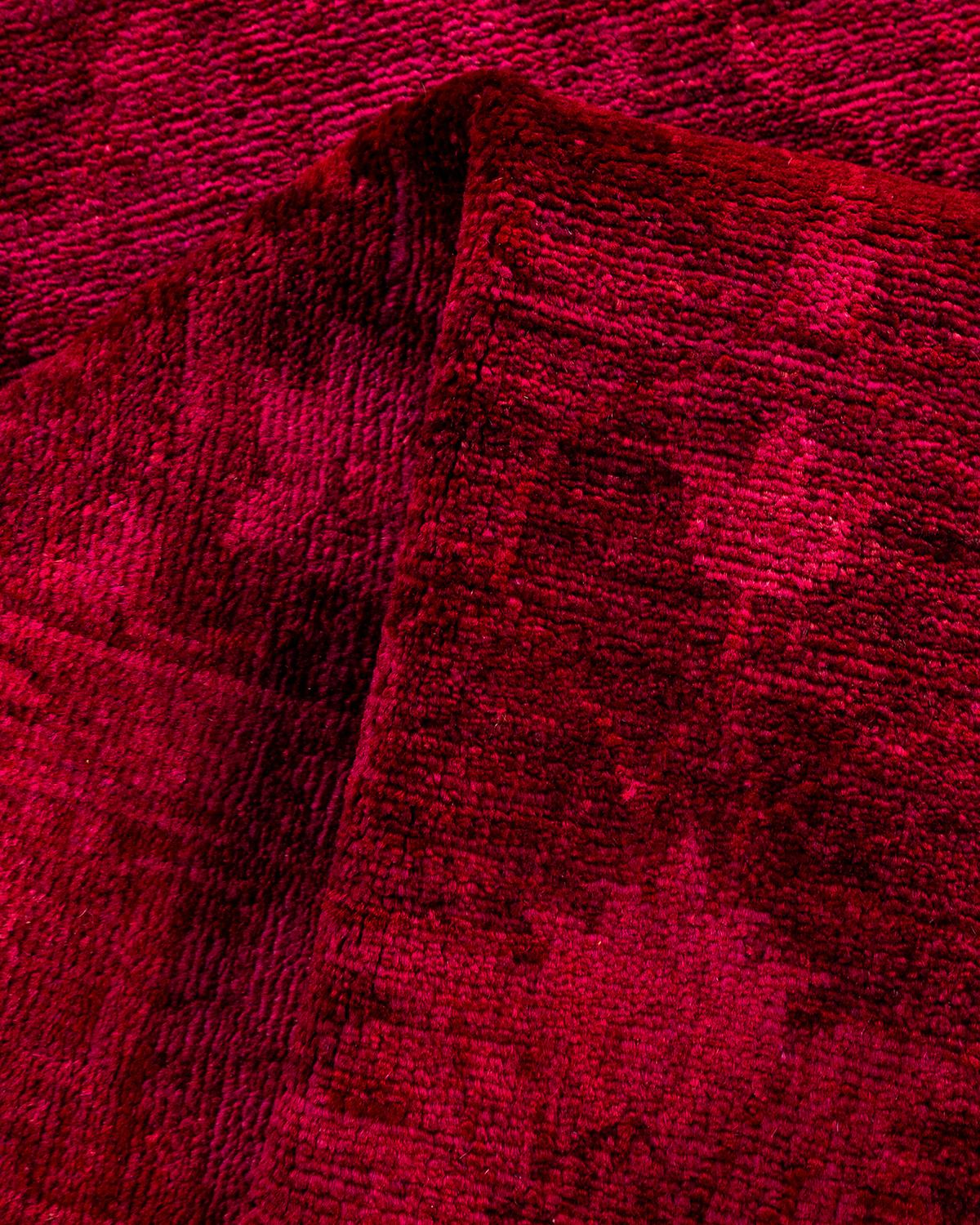 Runner contemporaneo in lana rosa sovratinto e annodato a mano in vendita 1