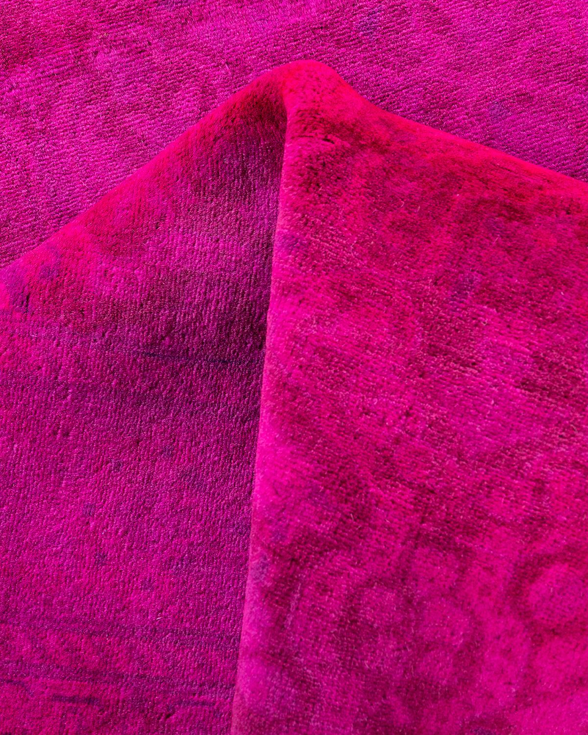 Chemin de table contemporain en laine surteinte nouée à la main, de couleur rose en vente 1