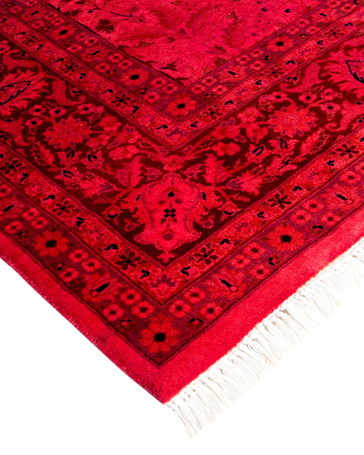 Las alfombras Vibrance son la personificación de lo clásico con un toque especial: motivos tradicionales teñidos de colores brillantes. Cada alfombra anudada a mano se lava con un tinte botánico 100% natural que revela matices ocultos en los