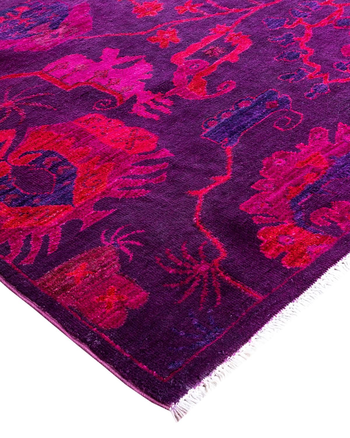Las alfombras Vibrance son la personificación de lo clásico con un toque especial: motivos tradicionales teñidos de colores brillantes. Cada alfombra anudada a mano se lava con un tinte botánico 100% natural que revela matices ocultos en los