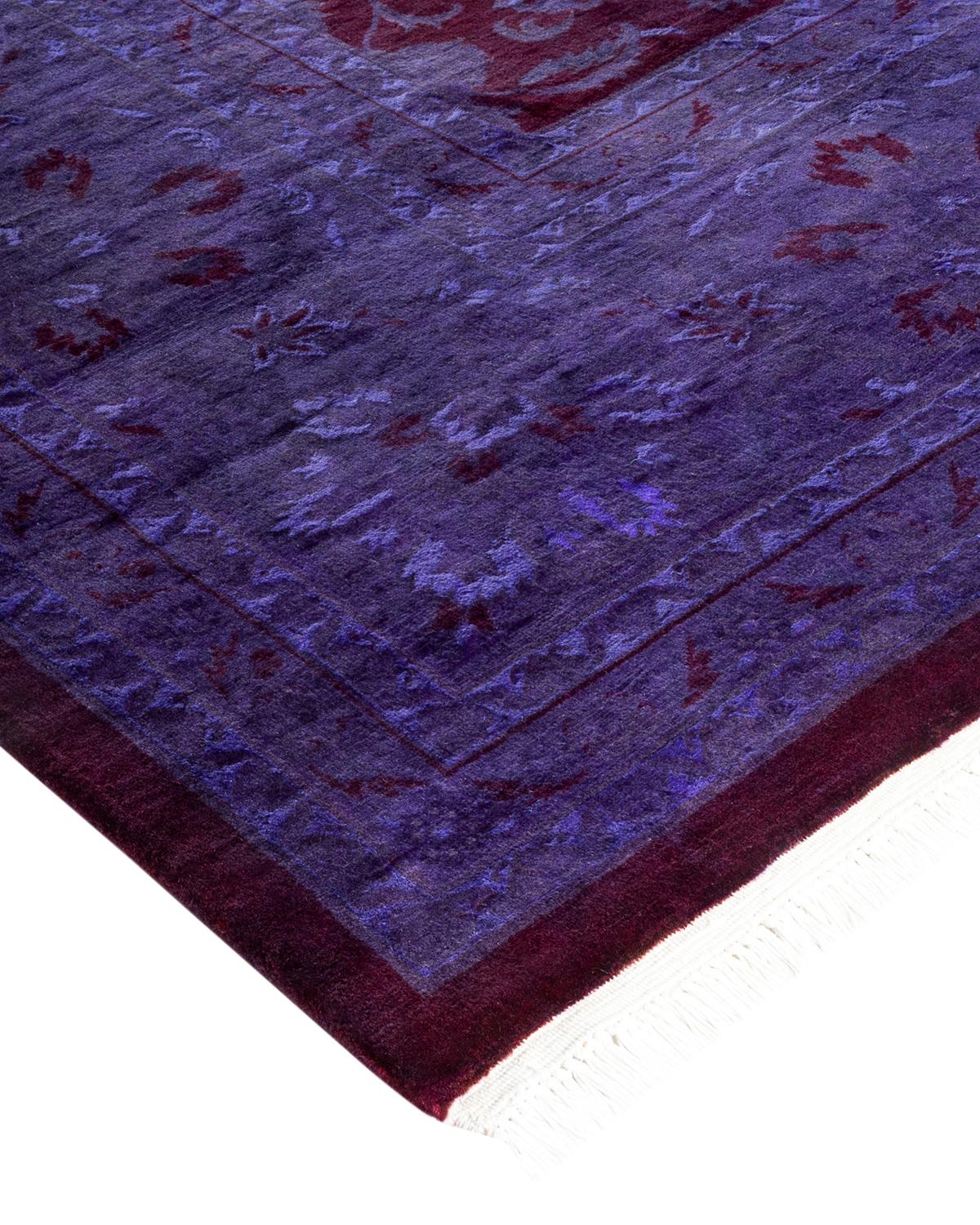 Las alfombras Vibrance son la personificación de lo clásico con un toque especial: motivos tradicionales teñidos de colores brillantes. Cada alfombra anudada a mano se lava con un tinte botánico 100% natural que revela matices ocultos en los
