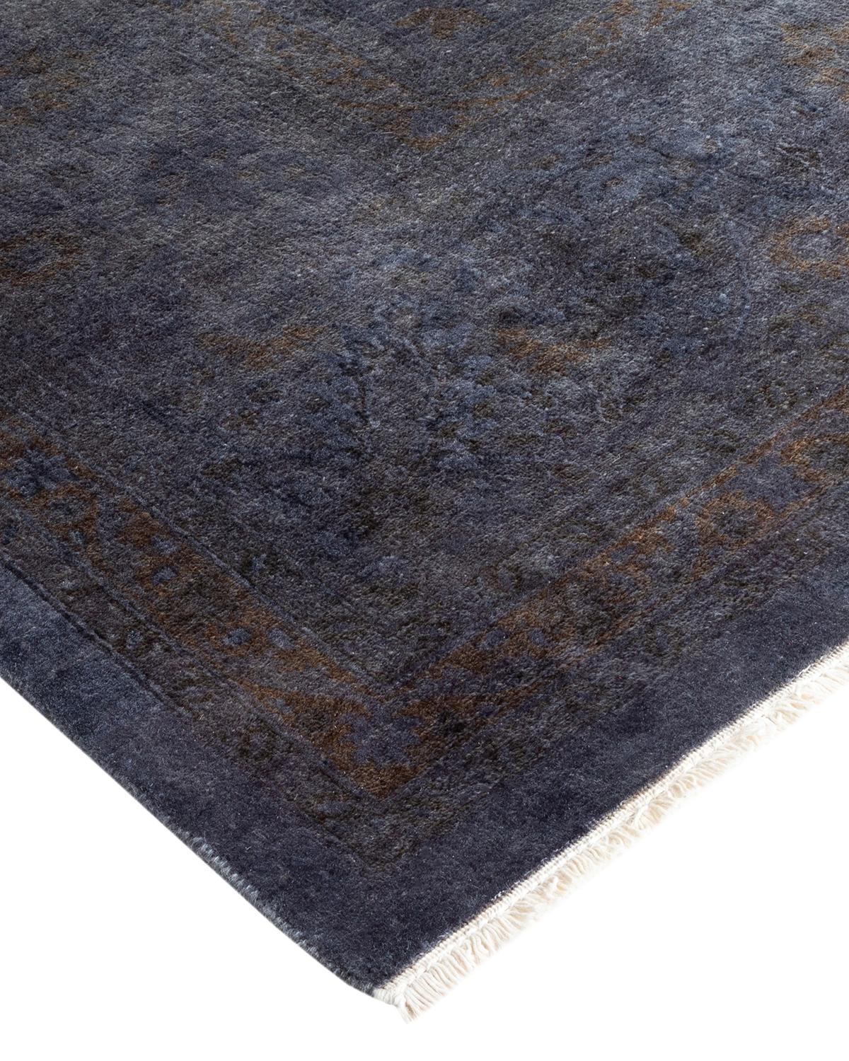 Las alfombras Vibrance son la personificación de lo clásico con un toque especial: motivos tradicionales teñidos de colores brillantes. Cada alfombra anudada a mano se lava con un tinte botánico 100% natural que revela matices ocultos en los