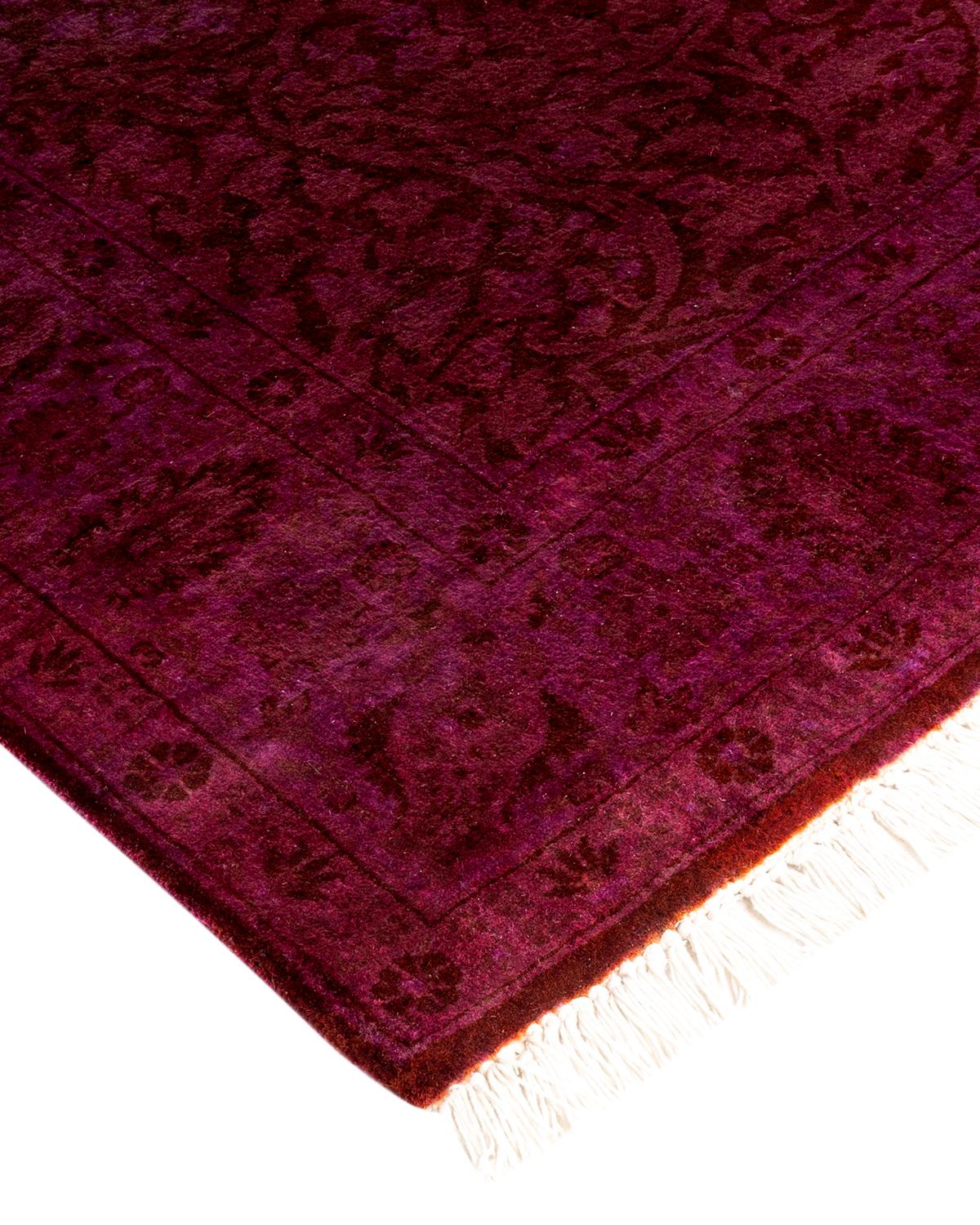 Las alfombras Vibrance son la personificación de lo clásico con un toque especial: motivos tradicionales teñidos de colores brillantes. Cada alfombra anudada a mano se lava con un tinte botánico 100% natural que revela matices ocultos en los