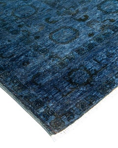 Contemporary Overdyed Hand Knotted Wool Purple Area Rug (Tapis de sol surdimensionné en laine pourpre)