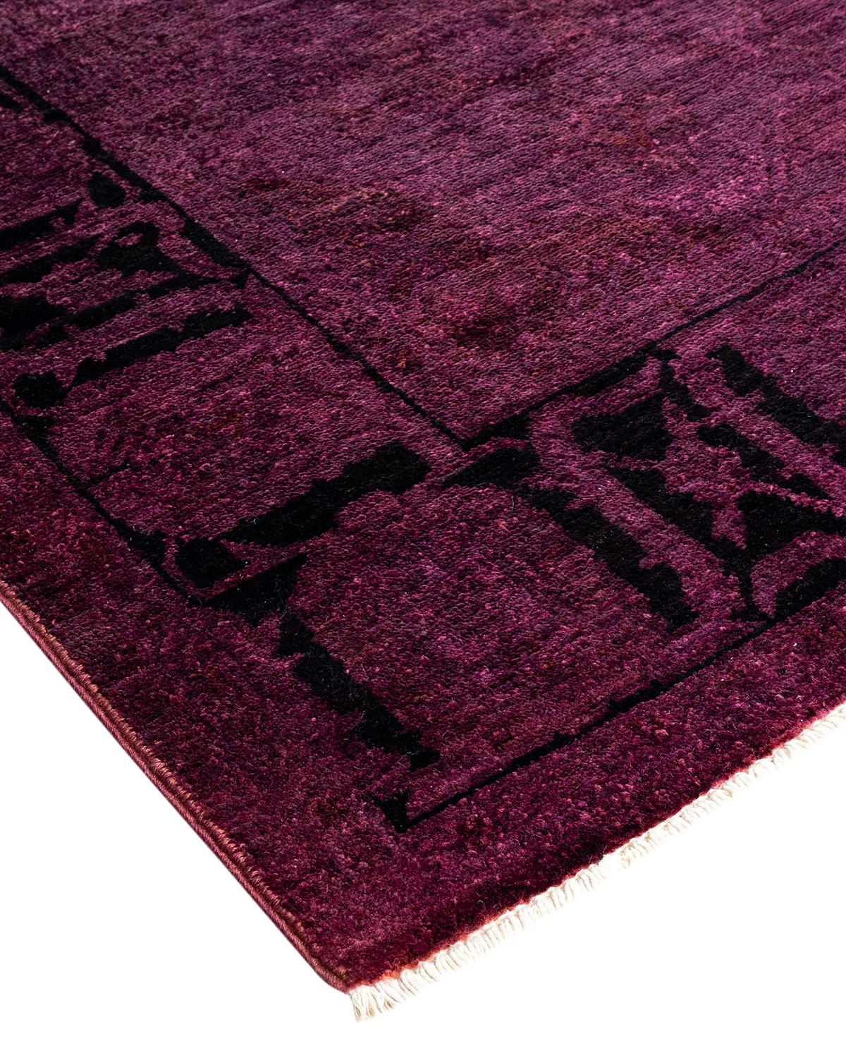 Las alfombras Vibrance son la personificación de lo clásico con un toque especial: motivos tradicionales teñidos de colores brillantes. Cada alfombra anudada a mano se lava con un tinte botánico 100% natural que revela matices ocultos en los