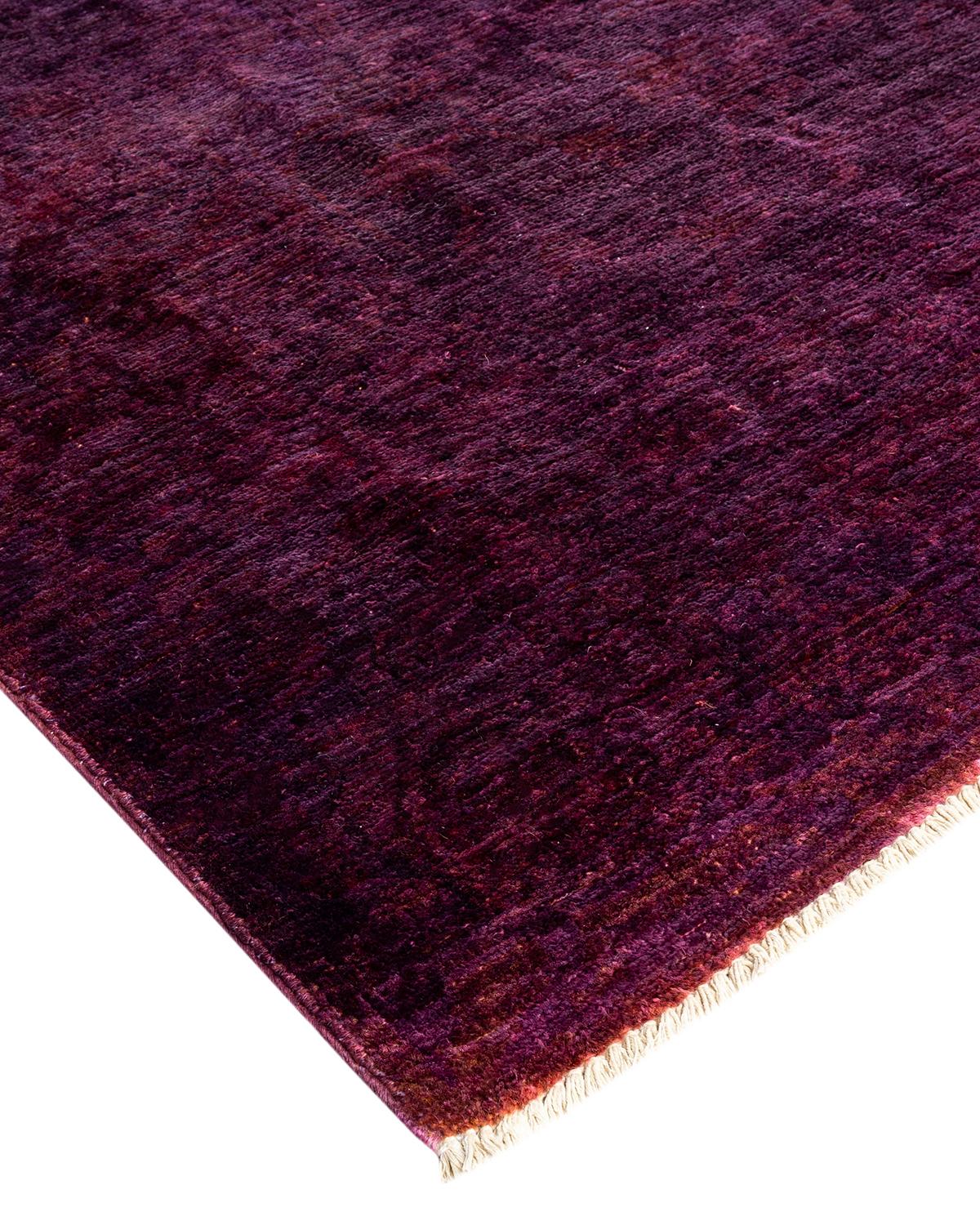 Las alfombras Vibrance son la personificación de lo clásico con un toque especial: motivos tradicionales teñidos de colores brillantes. Cada alfombra anudada a mano se lava con un tinte botánico 100% natural que revela matices ocultos en los