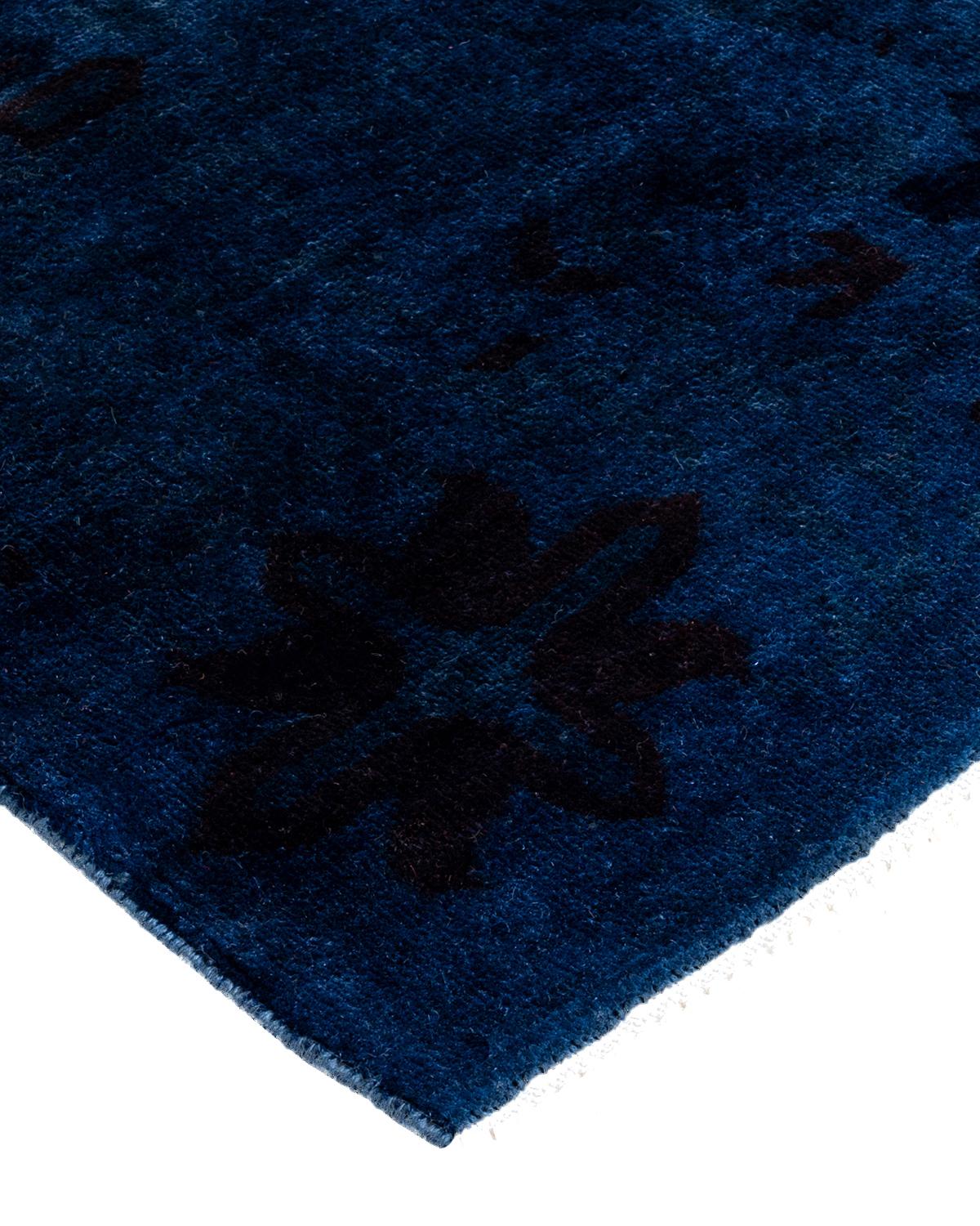 Las alfombras Vibrance son la personificación de lo clásico con un toque especial: motivos tradicionales teñidos de colores brillantes. Cada alfombra anudada a mano se lava con un tinte botánico 100% natural que revela matices ocultos en los