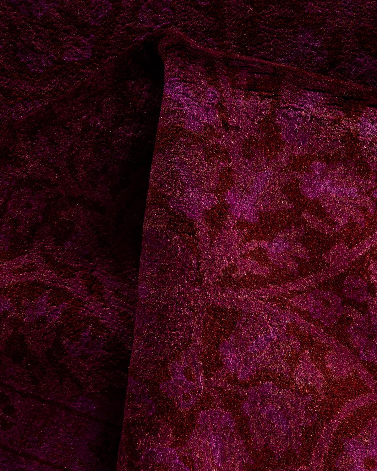 Alfombra de lana teñida a mano contemporánea violeta en venta 1