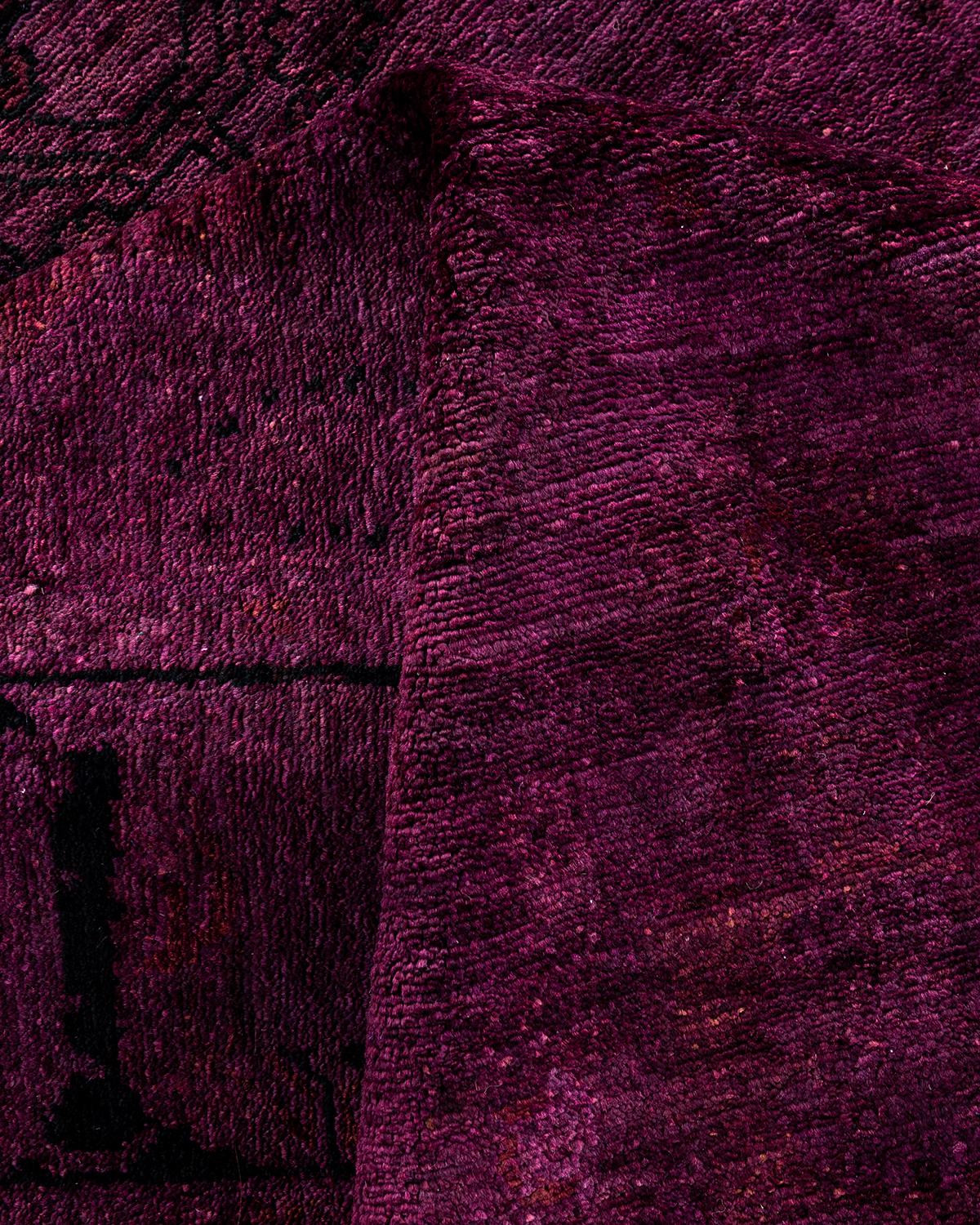 Alfombra de lana teñida a mano contemporánea violeta en venta 1
