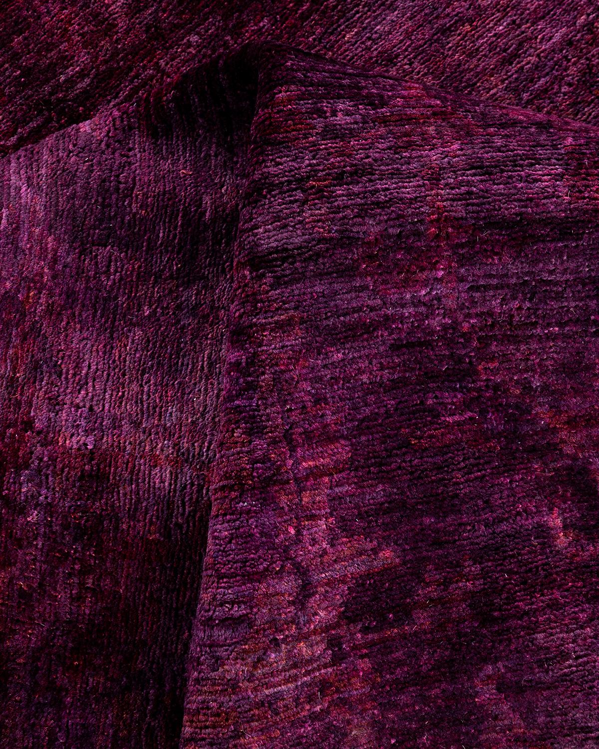 Alfombra de lana teñida a mano contemporánea violeta en venta 1