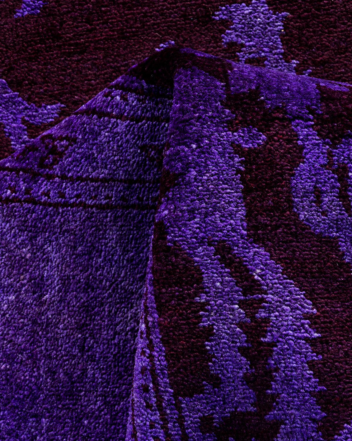 Alfombra de lana teñida a mano contemporánea violeta en venta 1