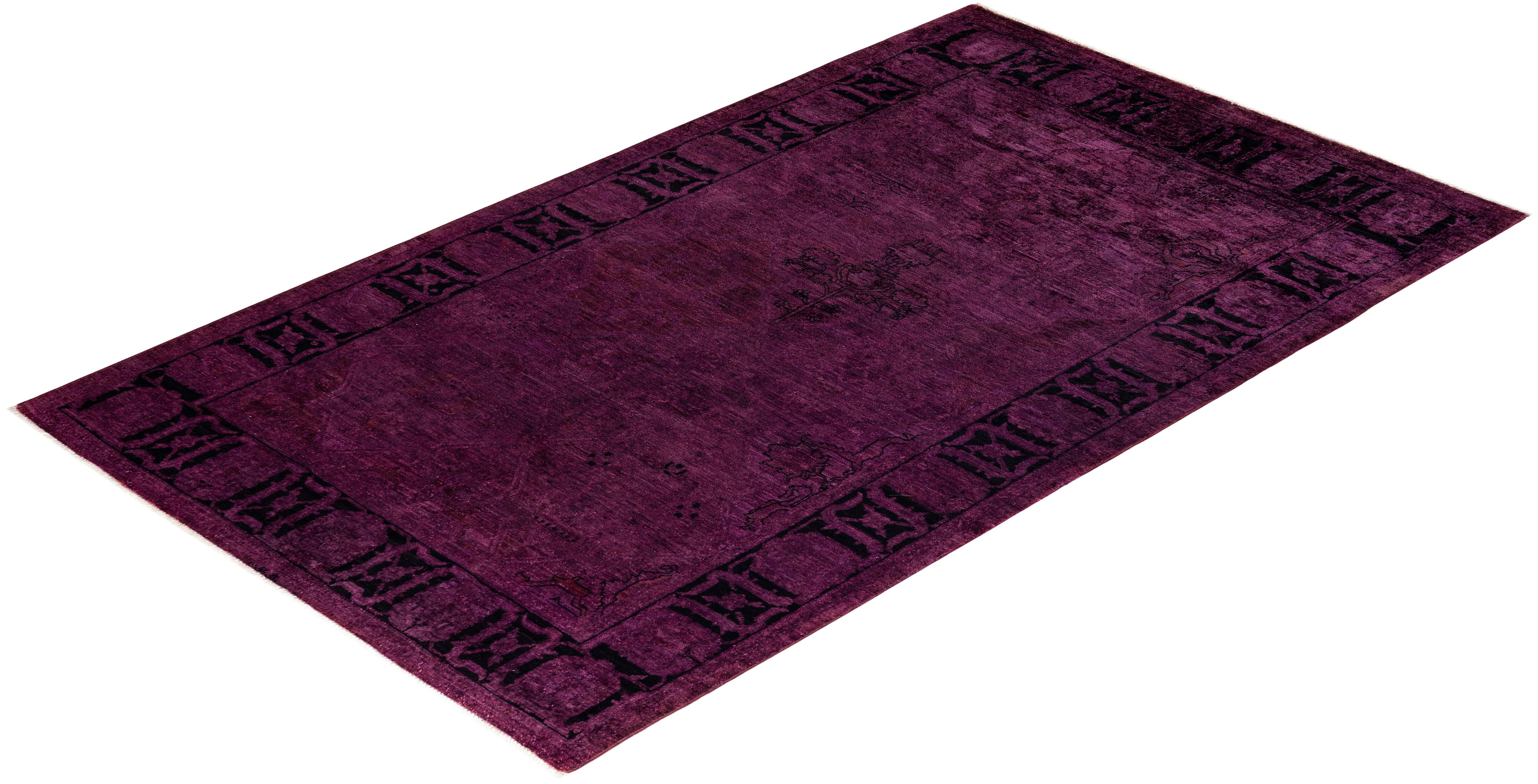 Alfombra de lana teñida a mano contemporánea violeta en venta 2