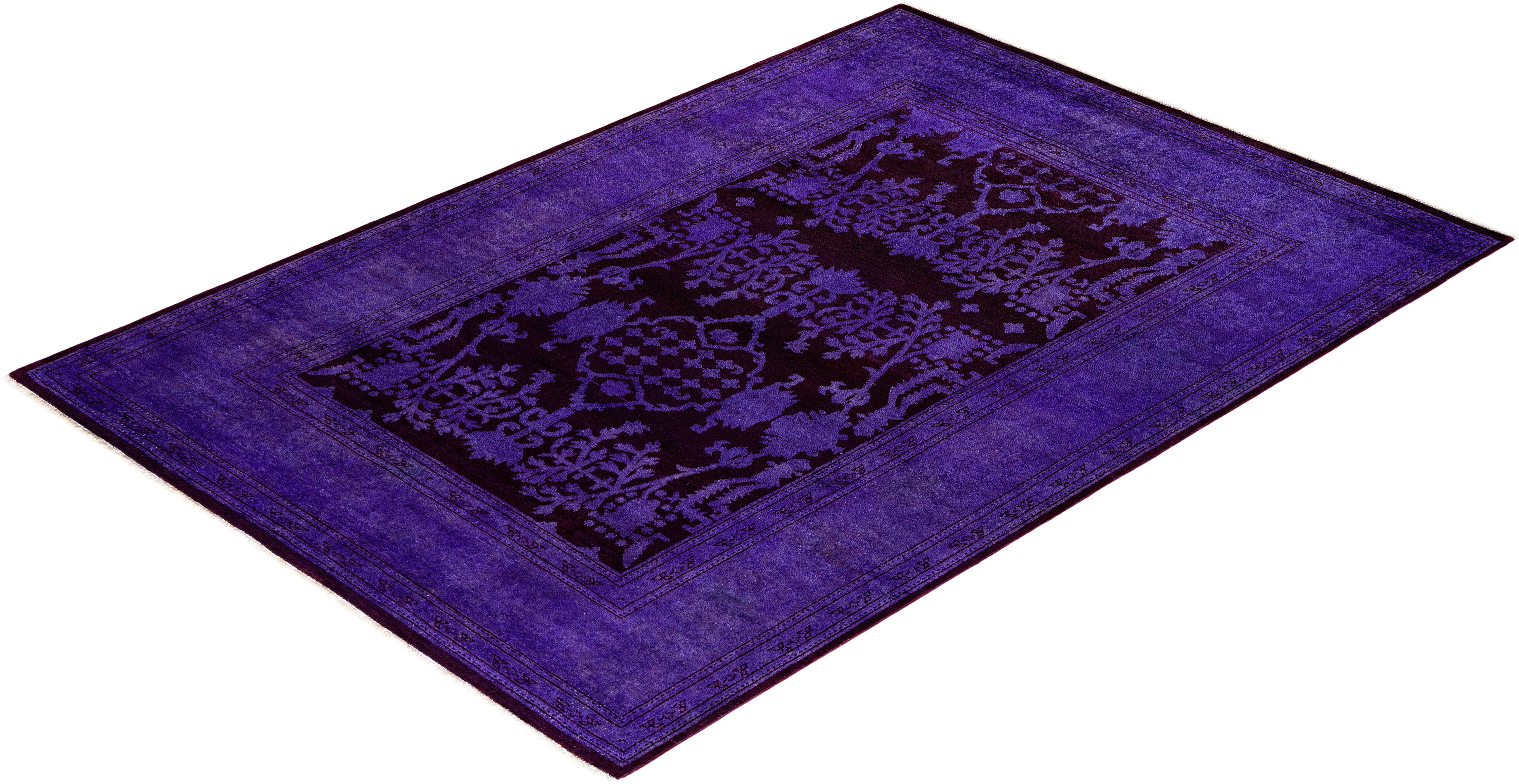 Alfombra de lana teñida a mano contemporánea violeta en venta 2