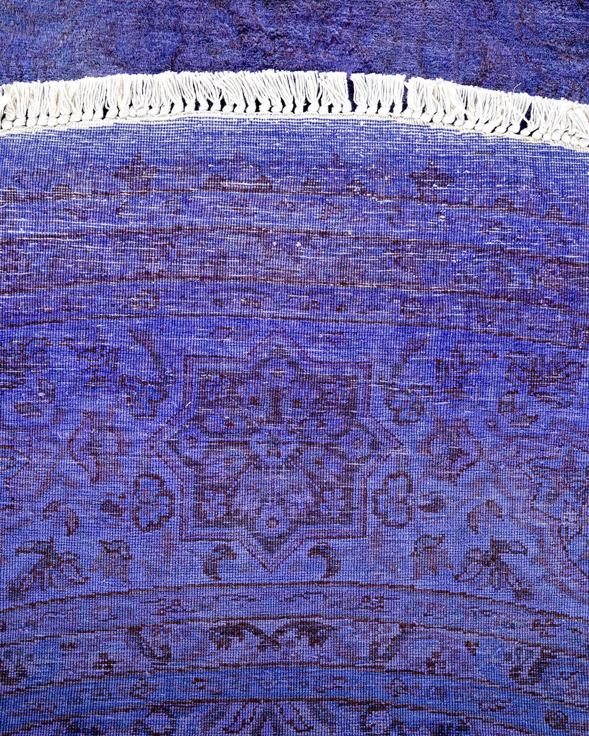 Contemporary Overdyed Hand Knotted Wool Purple Round Area Rug (21. Jahrhundert und zeitgenössisch) im Angebot