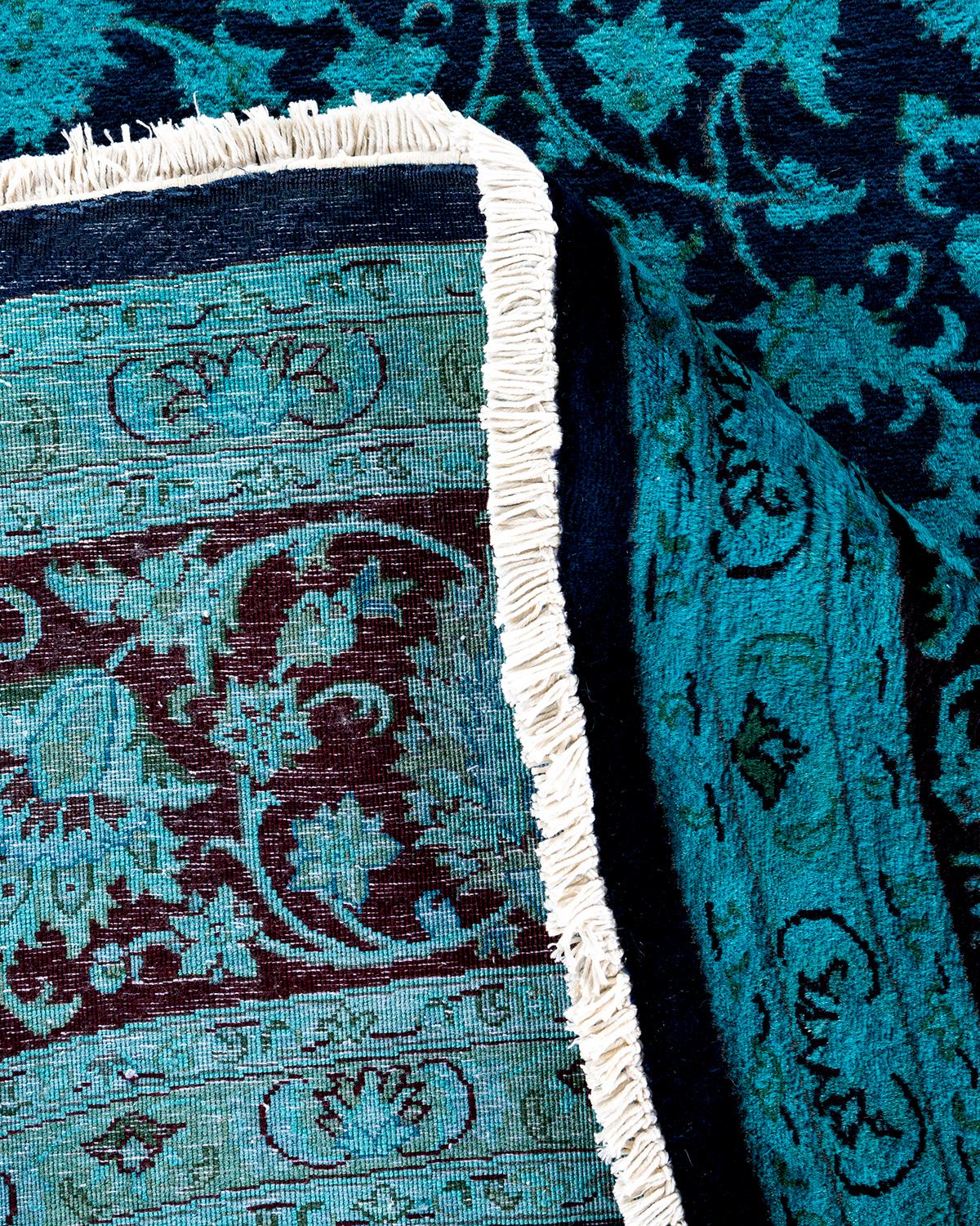 Lana Contemporary Overdyed Hand Knotted Wool Purple Round Area Rugs (Tappeto rotondo in lana sovratinto a mano) in vendita