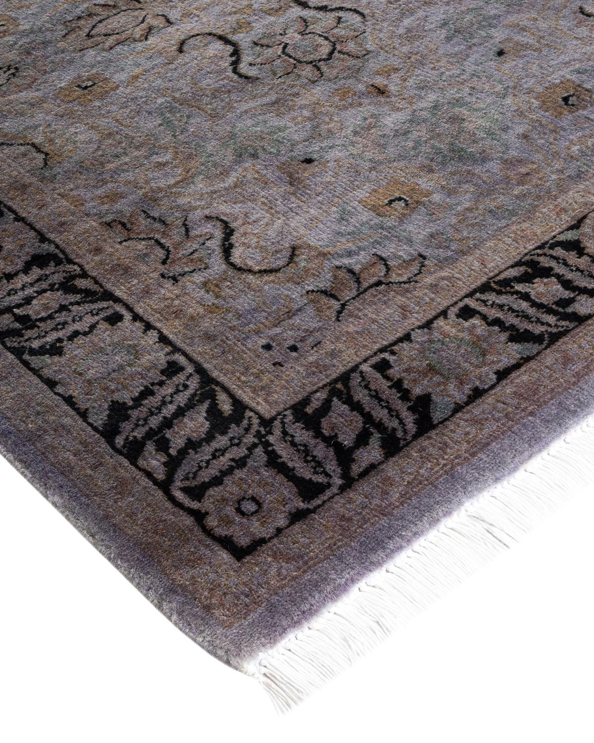 Les tapis Vibrance incarnent le classique avec une touche d'originalité : des motifs traditionnels surteints dans des couleurs éclatantes. Chaque tapis noué à la main est lavé dans une teinture botanique 100 % naturelle qui révèle les nuances