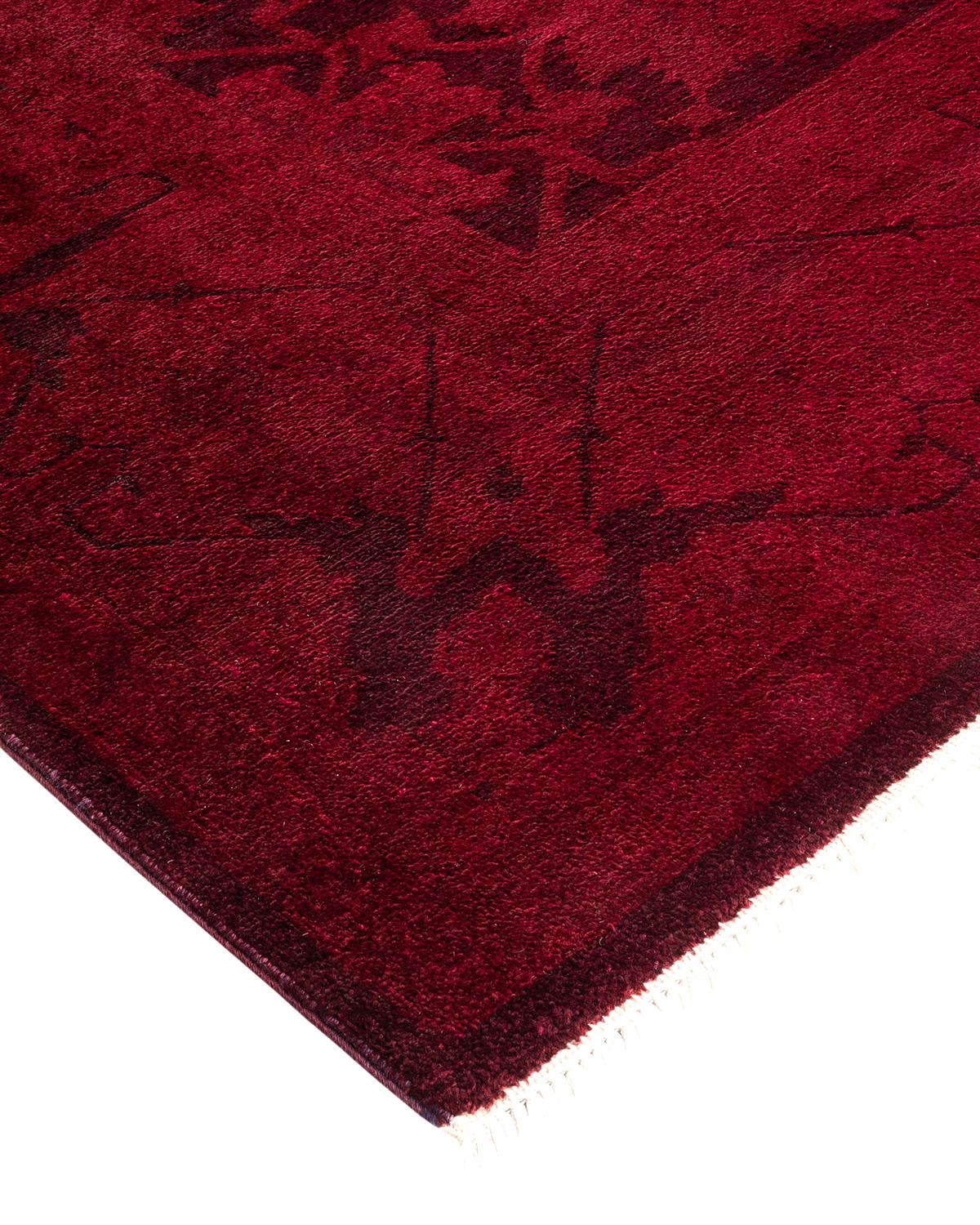 Les tapis Vibrance incarnent le classique avec une touche d'originalité : des motifs traditionnels surteints dans des couleurs éclatantes. Chaque tapis noué à la main est lavé dans une teinture botanique 100 % naturelle qui révèle les nuances
