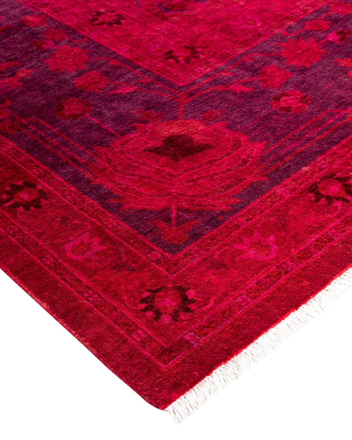 Las alfombras Vibrance son la personificación de lo clásico con un toque especial: motivos tradicionales teñidos de colores brillantes. Cada alfombra anudada a mano se lava con un tinte botánico 100% natural que revela matices ocultos en los