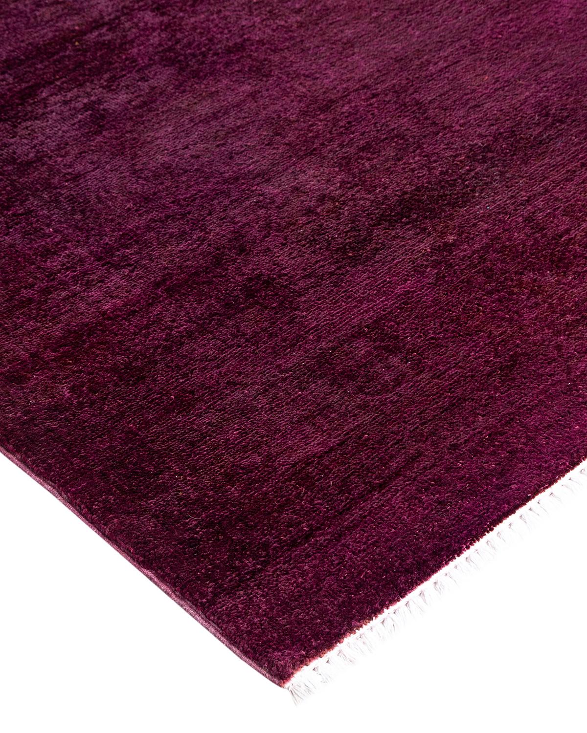 Les tapis Vibrance incarnent le classique avec une touche d'originalité : des motifs traditionnels surteints dans des couleurs éclatantes. Chaque tapis noué à la main est lavé dans une teinture botanique 100 % naturelle qui révèle les nuances