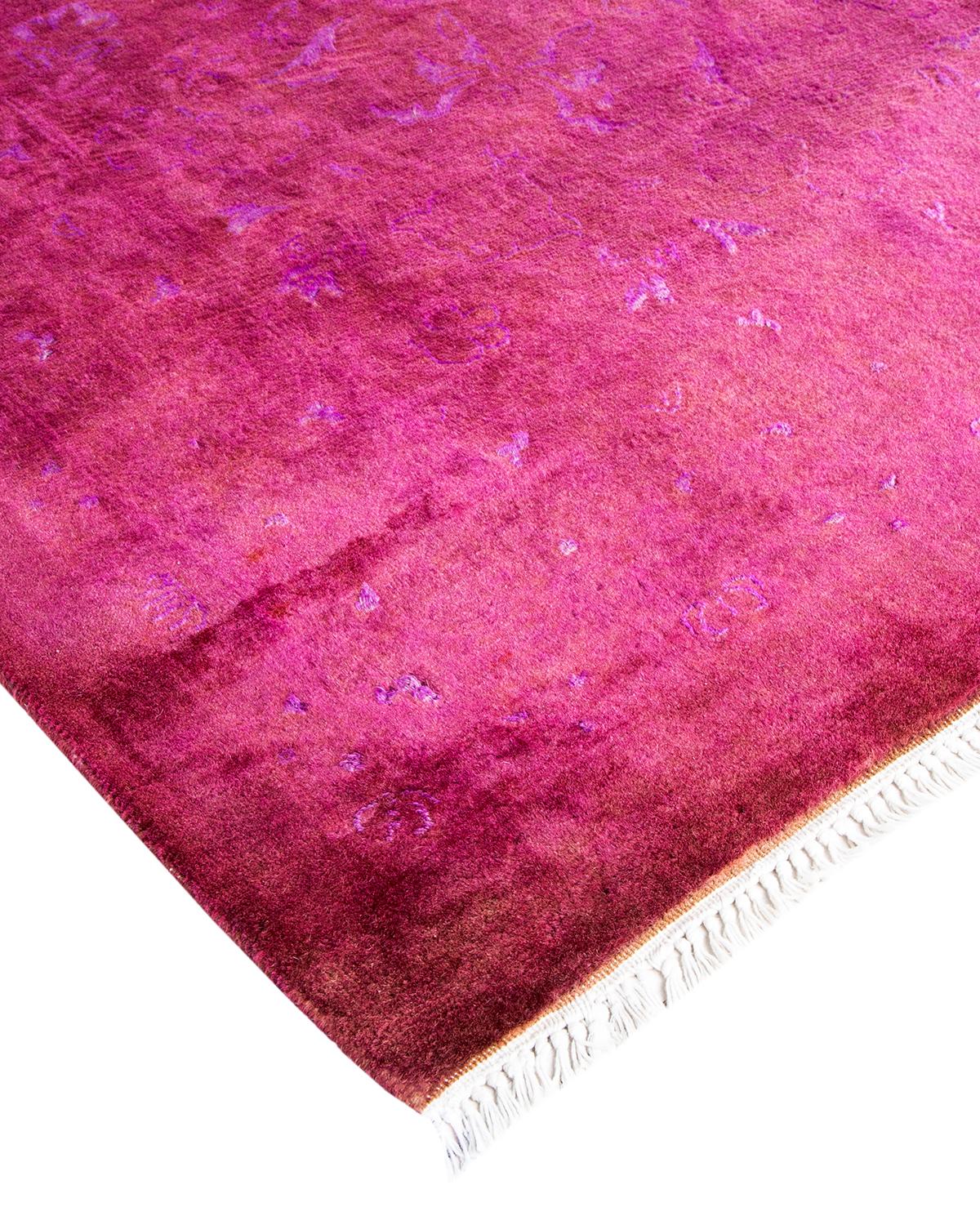 Les tapis Vibrance incarnent le classique avec une touche d'originalité : des motifs traditionnels surteints dans des couleurs éclatantes. Chaque tapis noué à la main est lavé dans une teinture botanique 100 % naturelle qui révèle les nuances