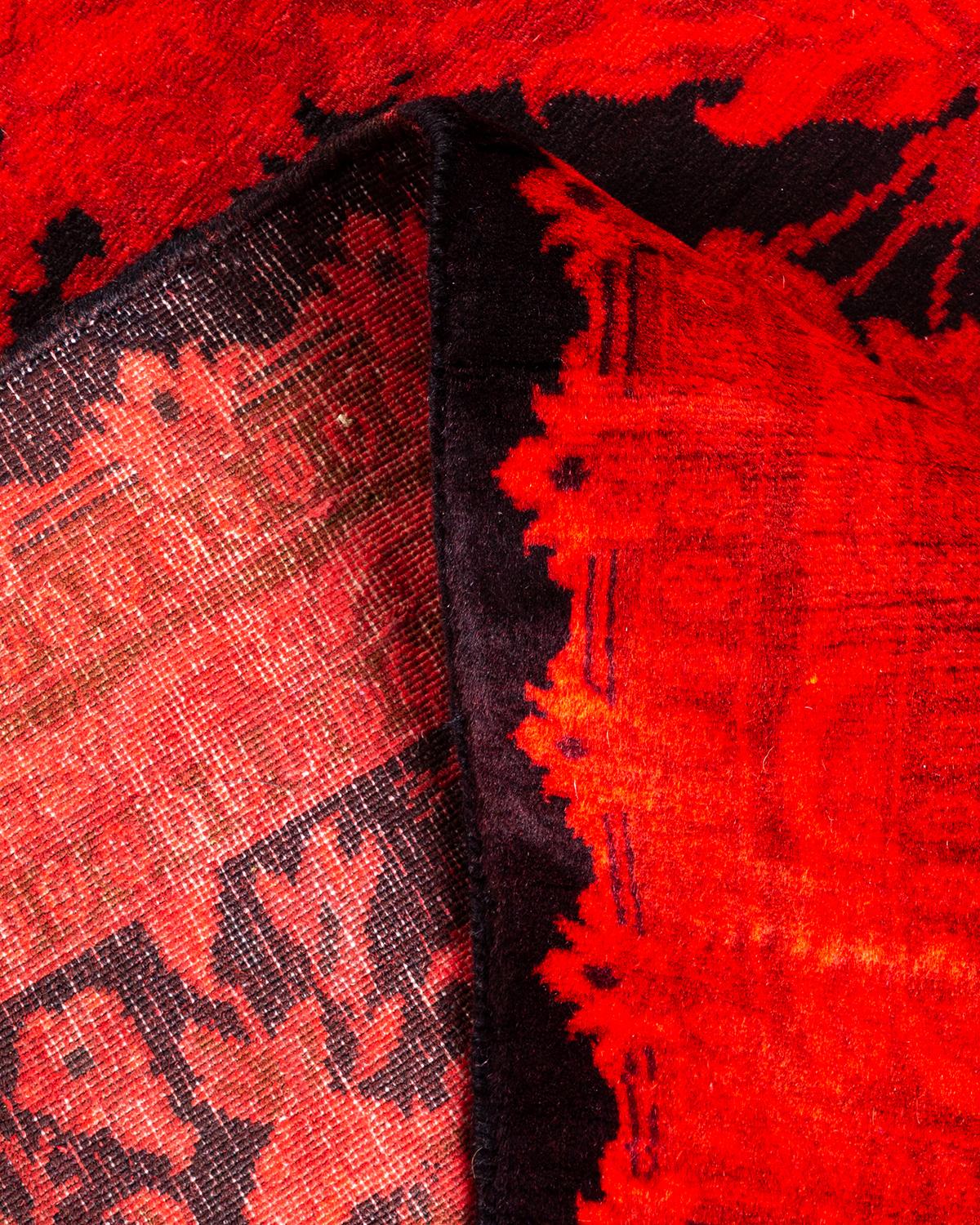Lana Tappeto contemporaneo in lana rosso sovratinto e annodato a mano in vendita