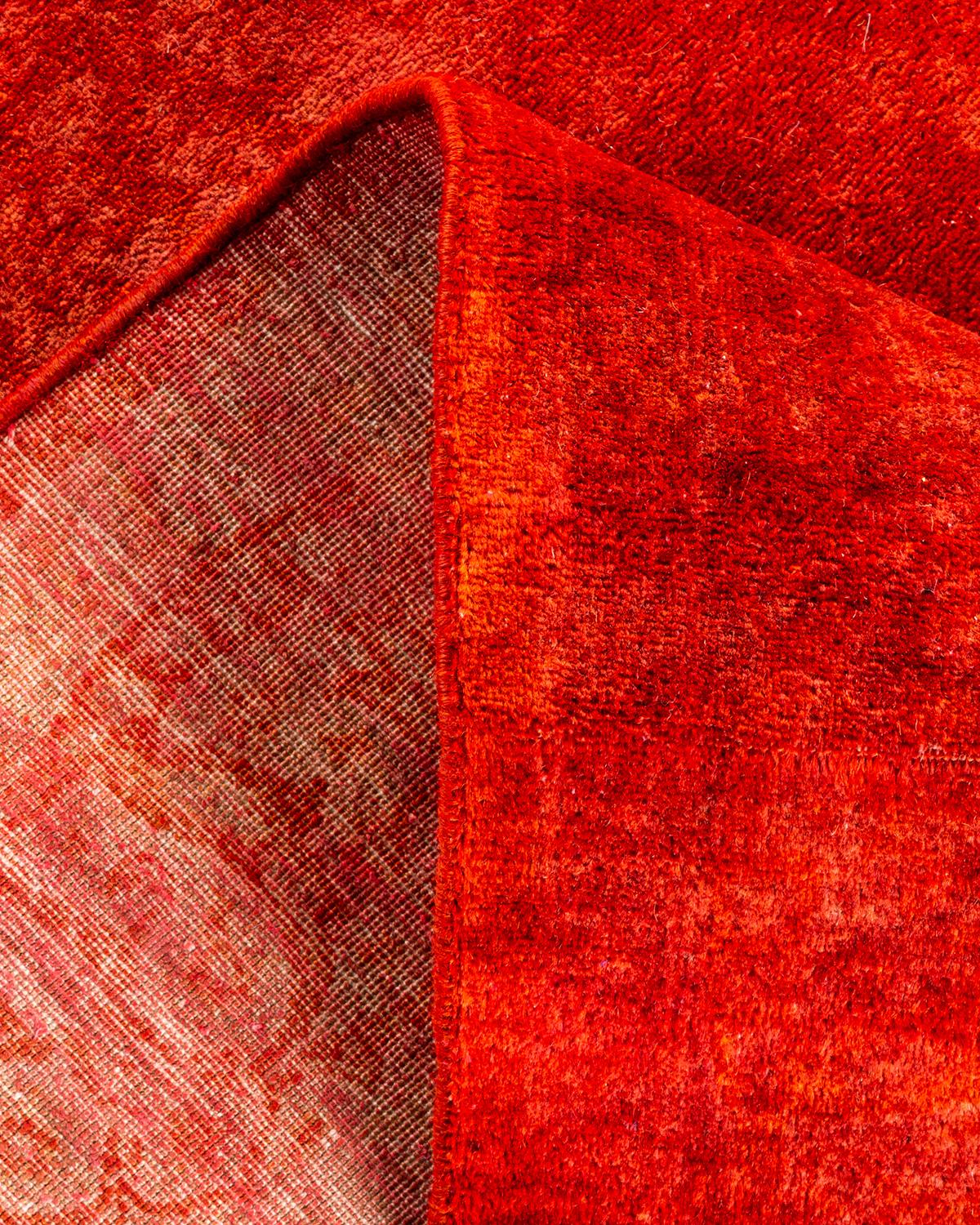 Lana Tappeto contemporaneo in lana rosso sovratinto e annodato a mano in vendita