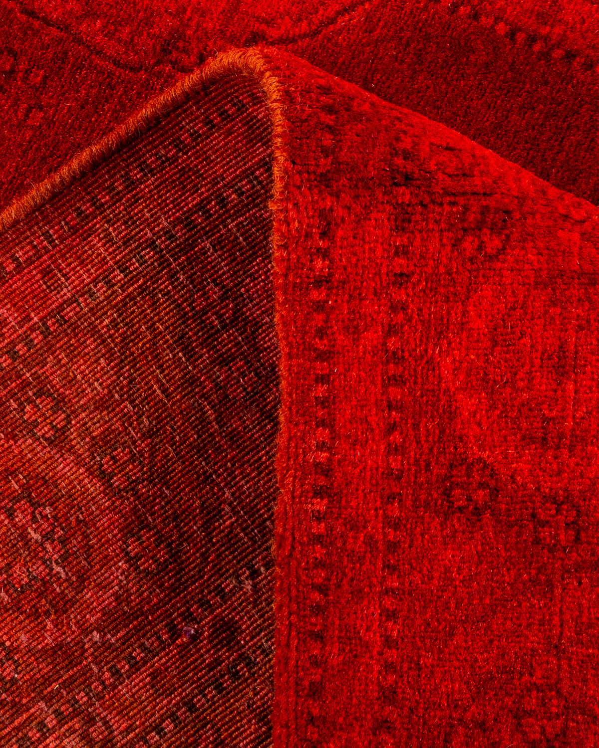 Lana Tappeto contemporaneo in lana rosso sovratinto e annodato a mano in vendita