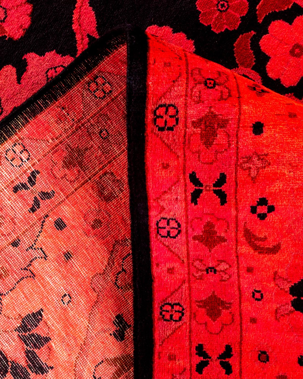 Lana Tappeto contemporaneo in lana rosso sovratinto e annodato a mano in vendita