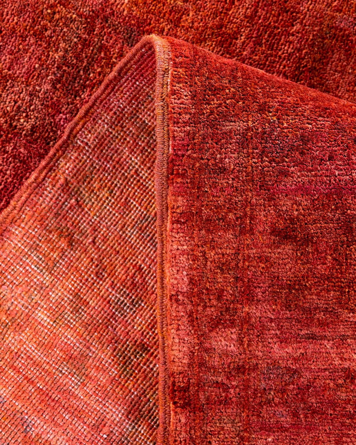 Lana Tappeto contemporaneo in lana rosso sovratinto e annodato a mano in vendita