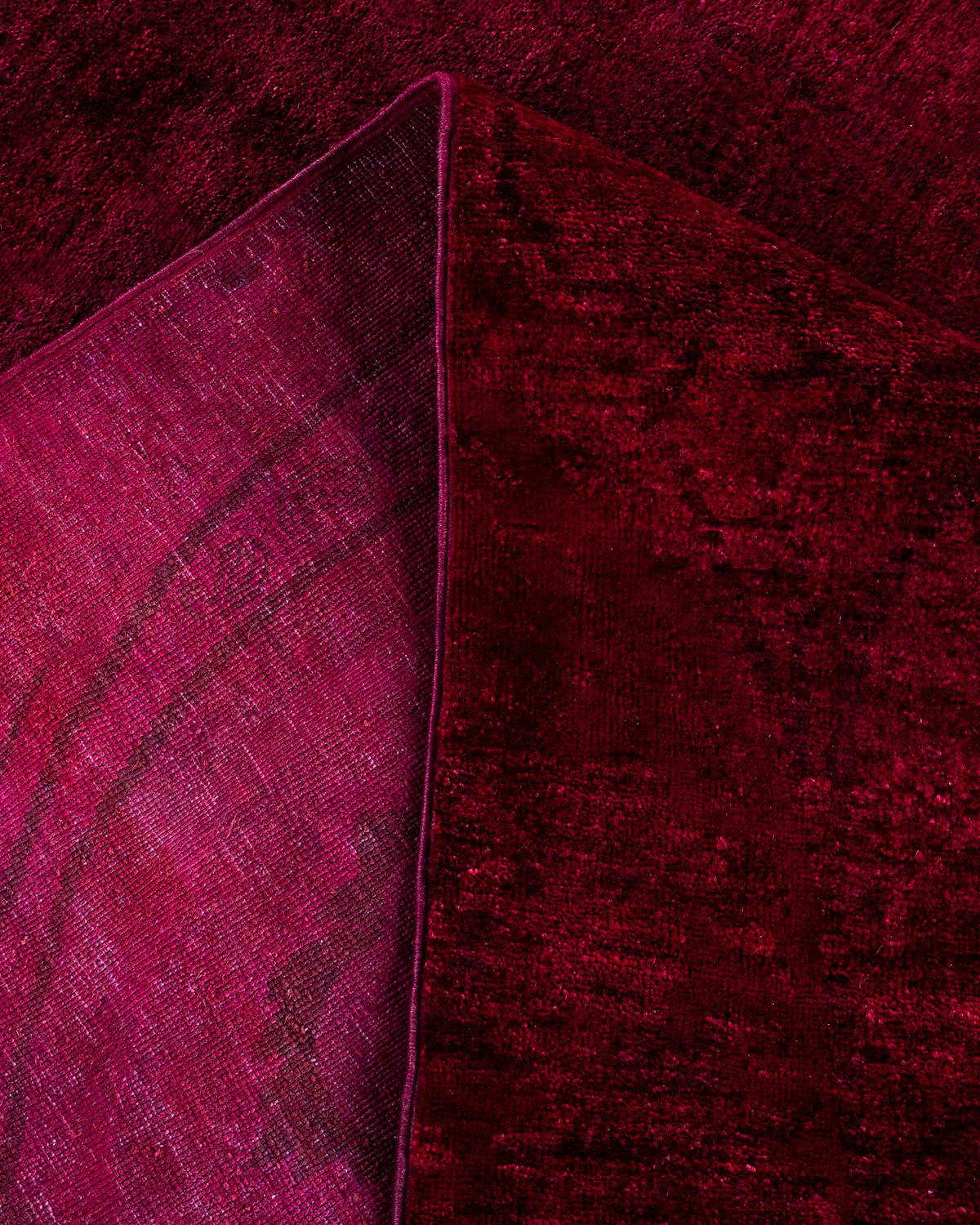 Lana Tappeto contemporaneo in lana rosso sovratinto e annodato a mano in vendita