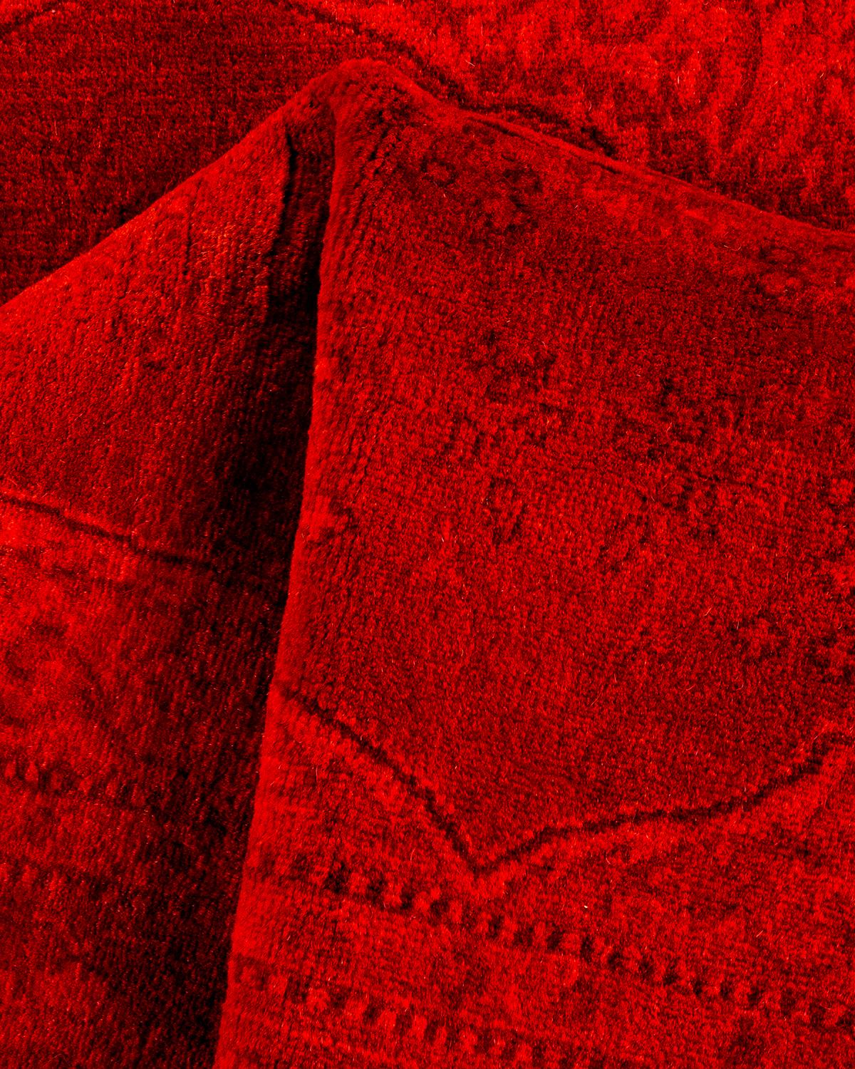 Tappeto contemporaneo in lana rosso sovratinto e annodato a mano in vendita 1