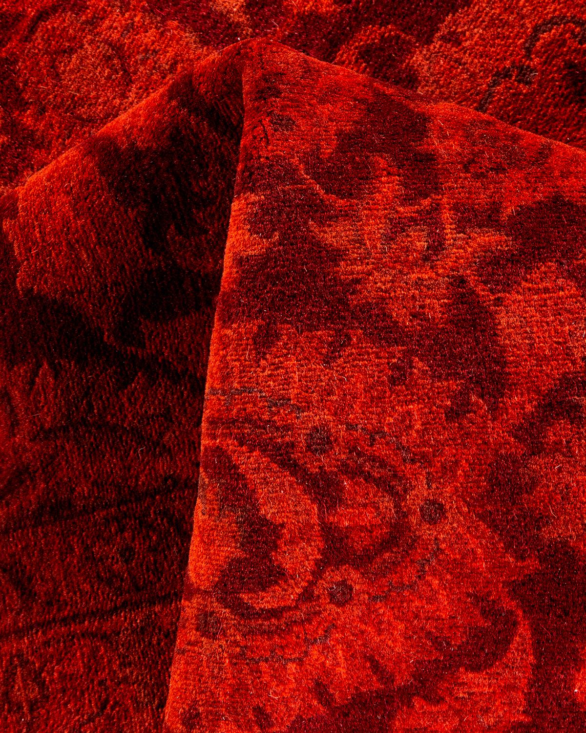 Tappeto contemporaneo in lana rosso sovratinto e annodato a mano in vendita 1
