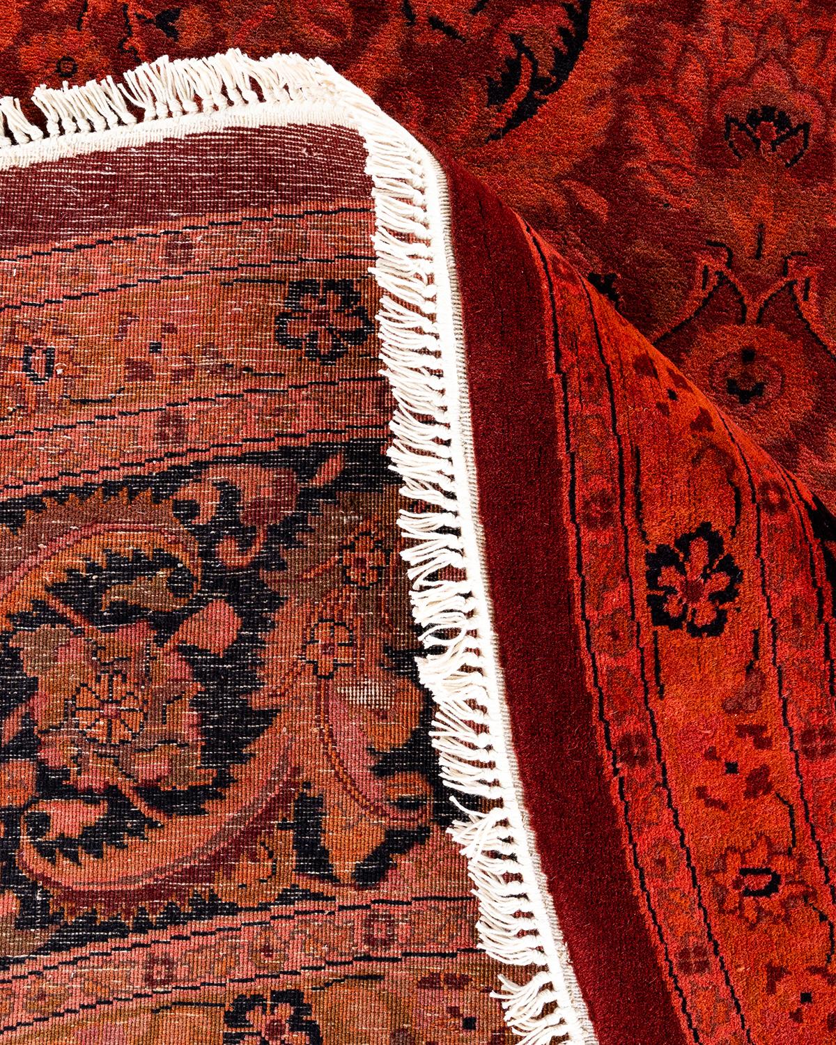 Contemporary Overdyed Hand Knotted Wool Red Round Area Rug (Wolle) im Angebot